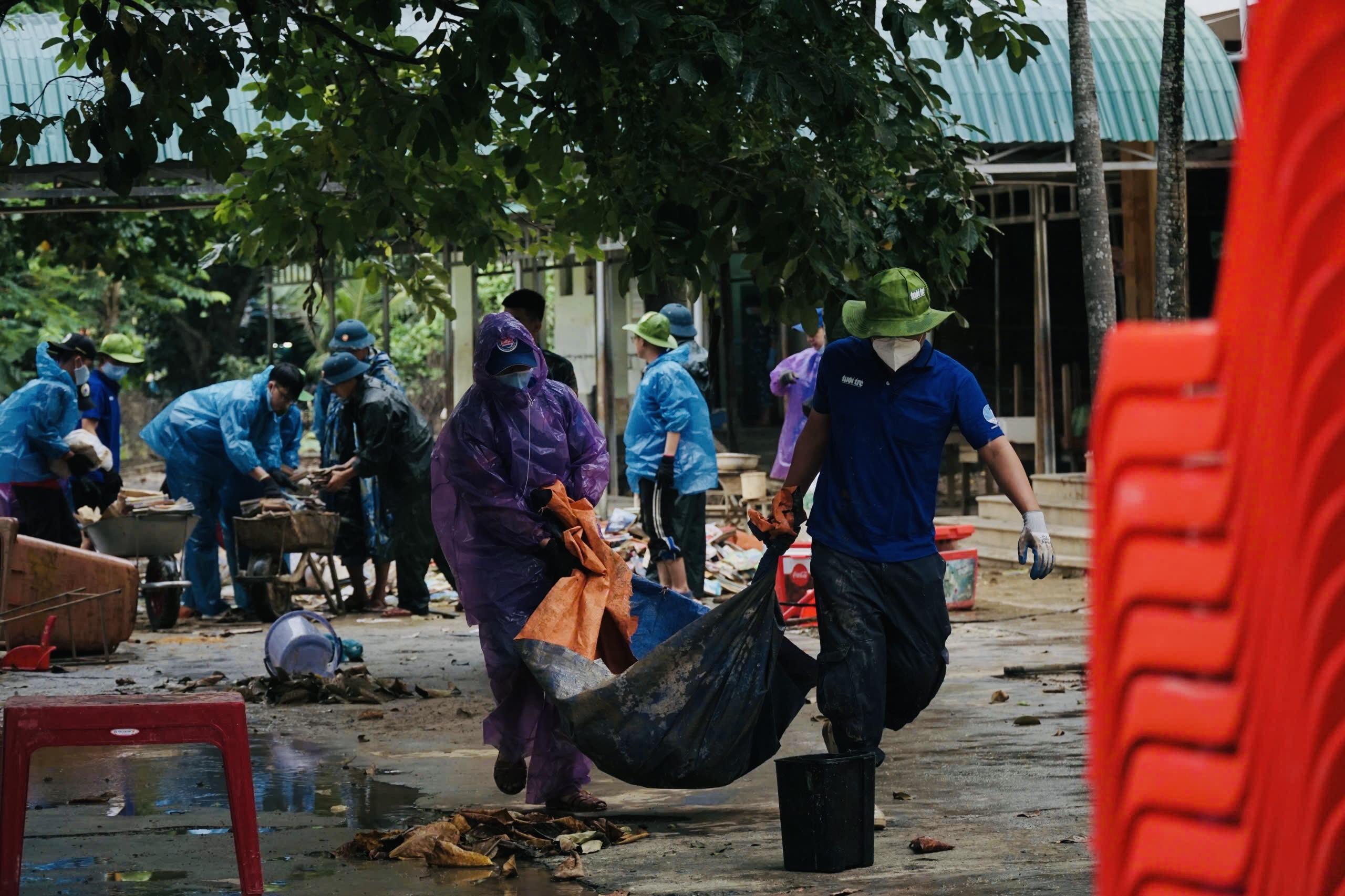Cảnh đổ nát sau lũ, nếu không có thanh niên lăn xả, biết phải thế nào? - Ảnh 2.
