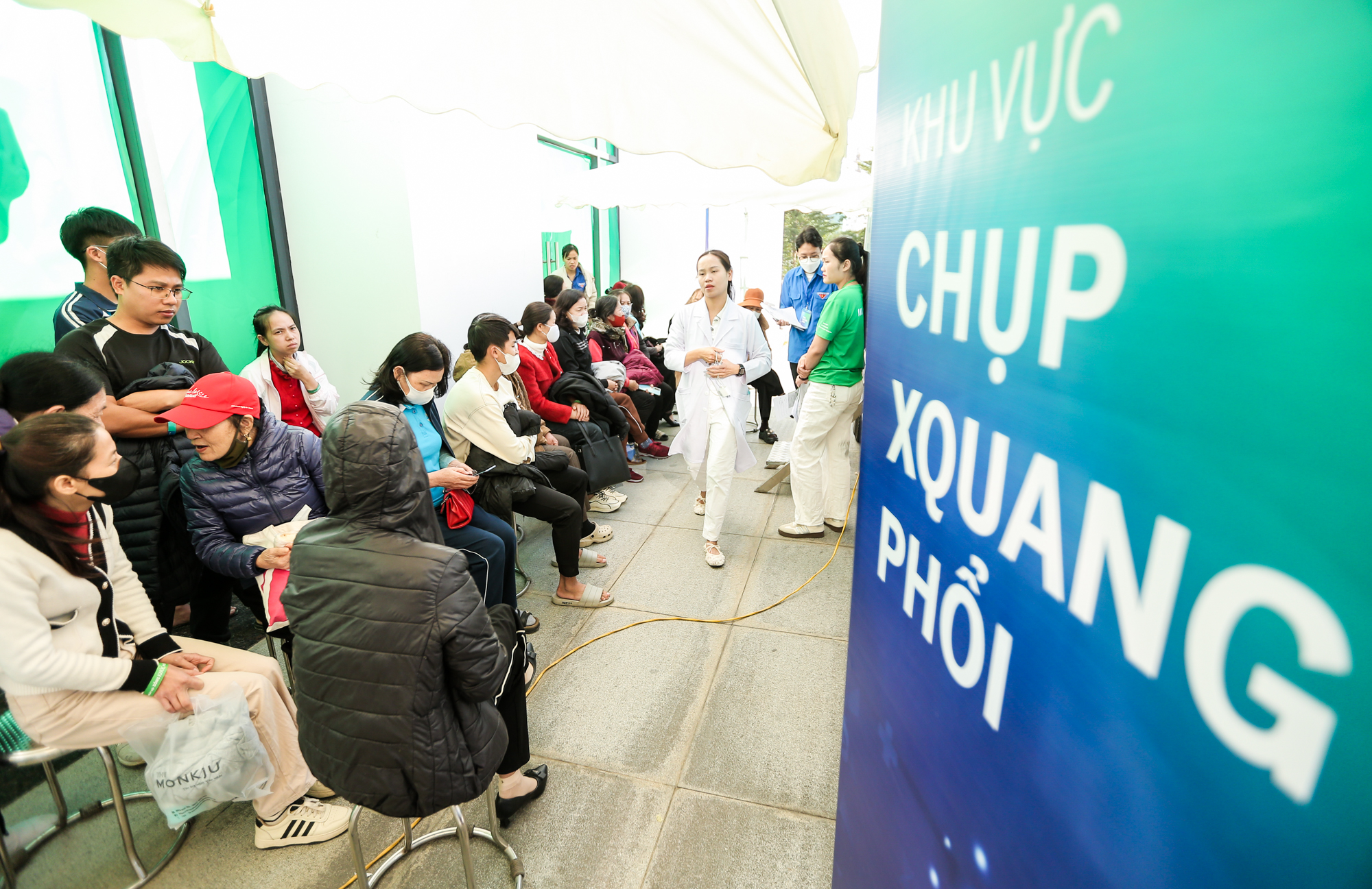 Hơn 1.000 người dân được khám bệnh, cấp thuốc miễn phí - Ảnh 9.