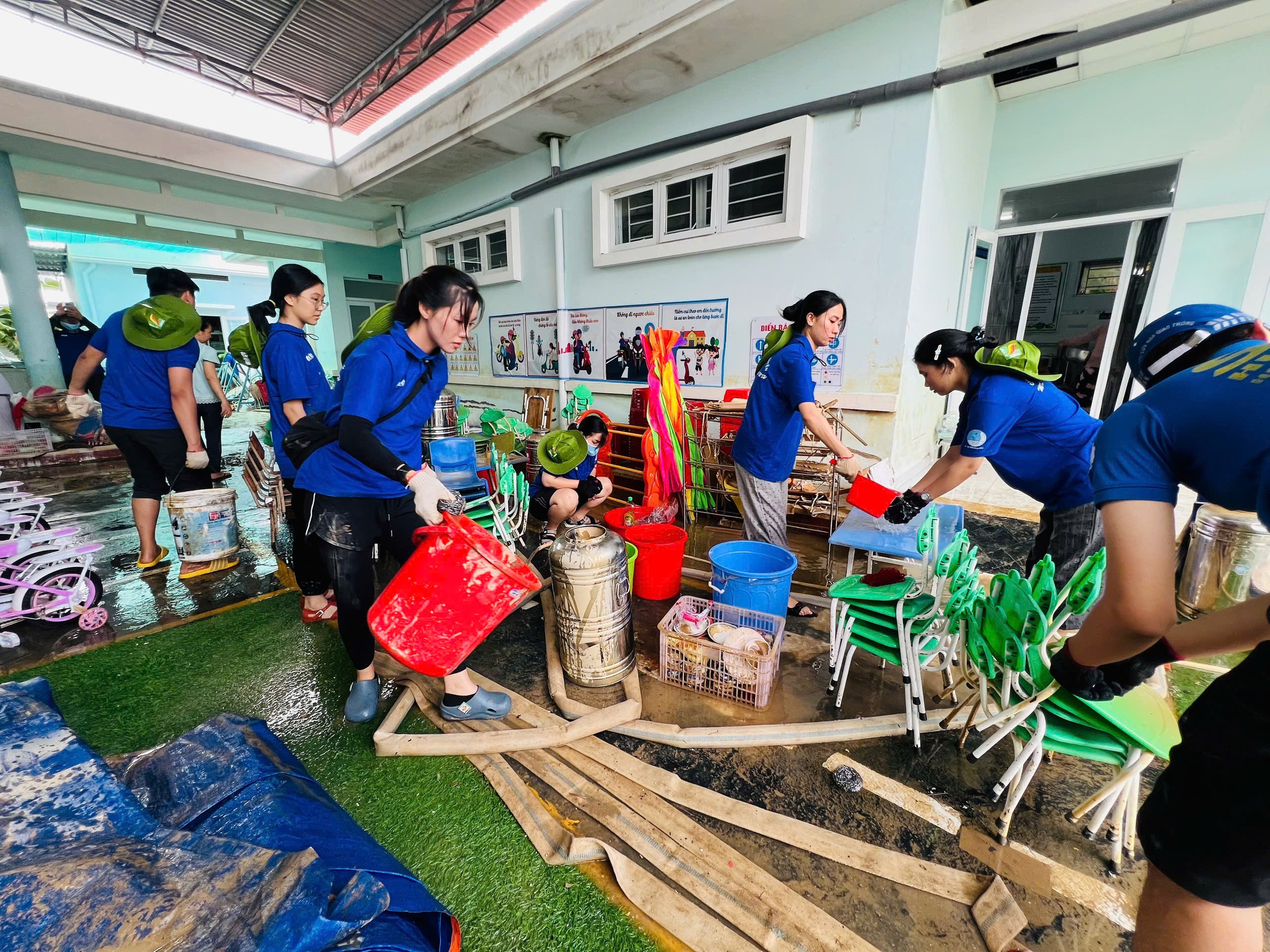 Cảnh đổ nát sau lũ, nếu không có thanh niên lăn xả, biết phải thế nào? - Ảnh 1.