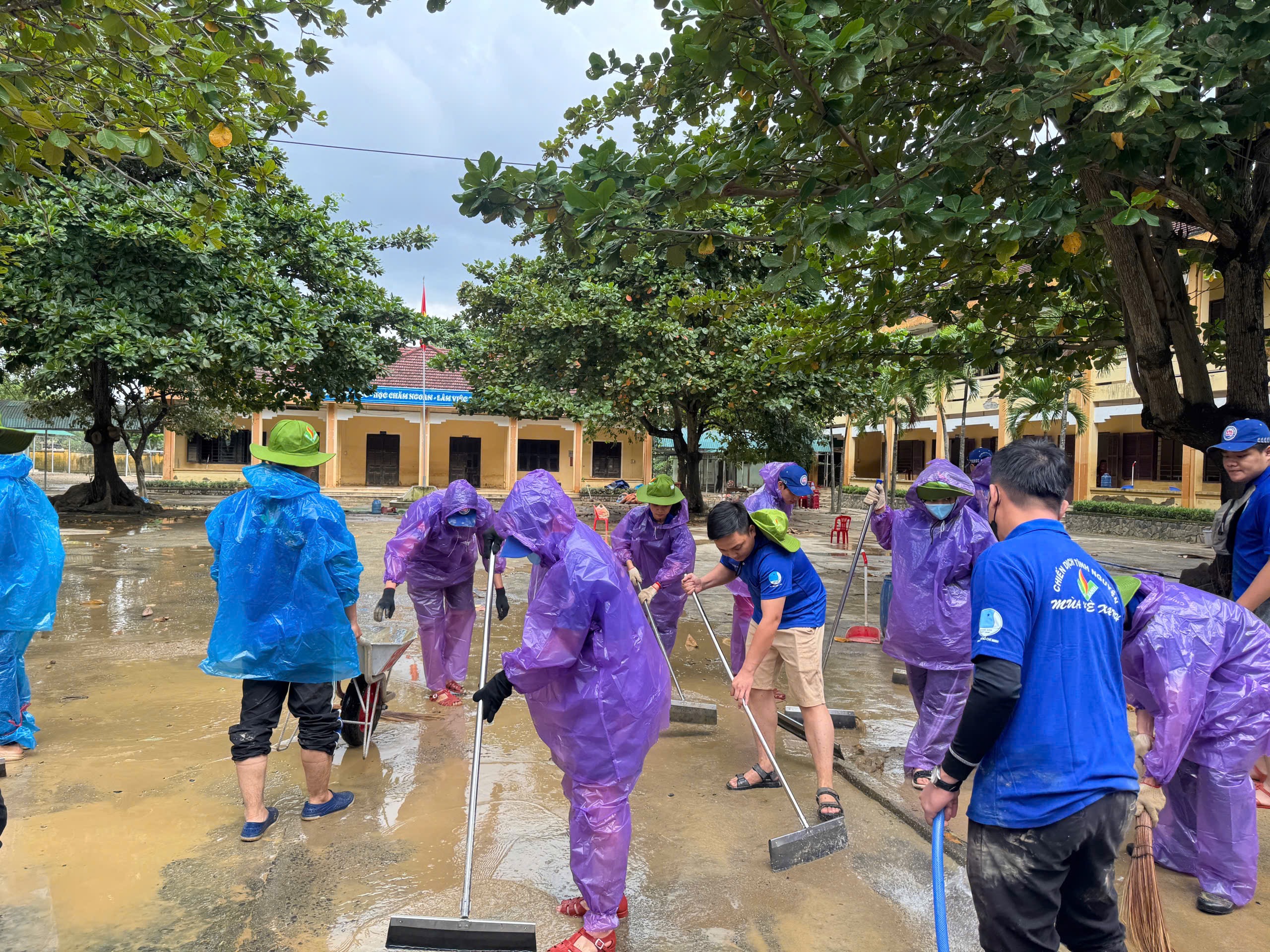 Cảnh đổ nát sau lũ, nếu không có thanh niên lăn xả, biết phải thế nào? - Ảnh 2.