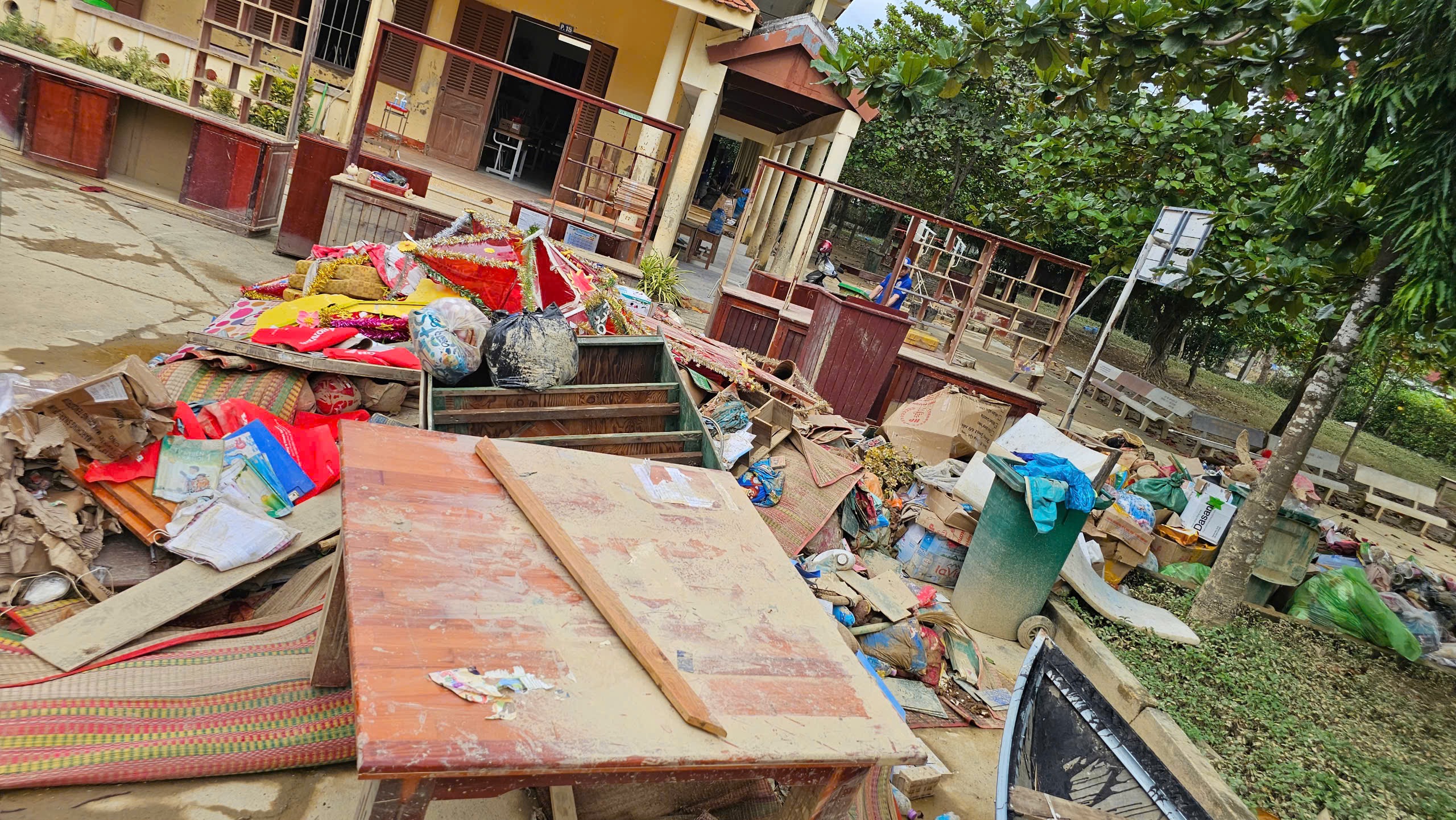 Cảnh đổ nát sau lũ, nếu không có thanh niên lăn xả, biết phải thế nào? - Ảnh 3.