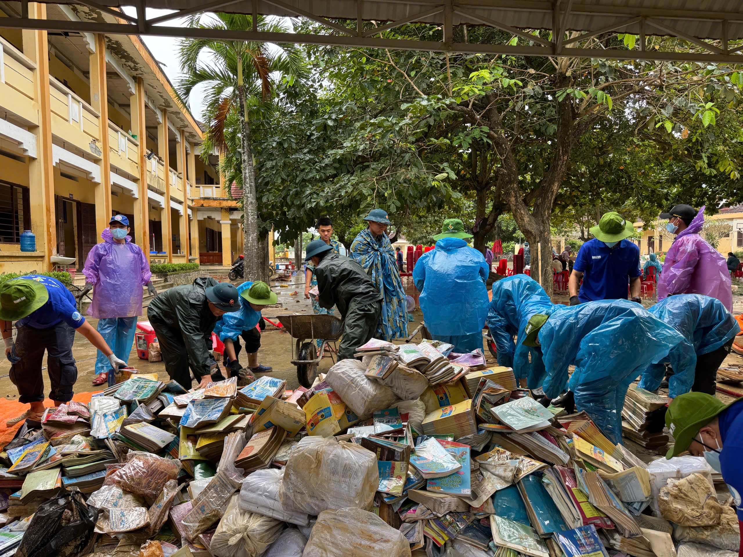 Cảnh đổ nát sau lũ, nếu không có thanh niên lăn xả, biết phải thế nào? - Ảnh 4.