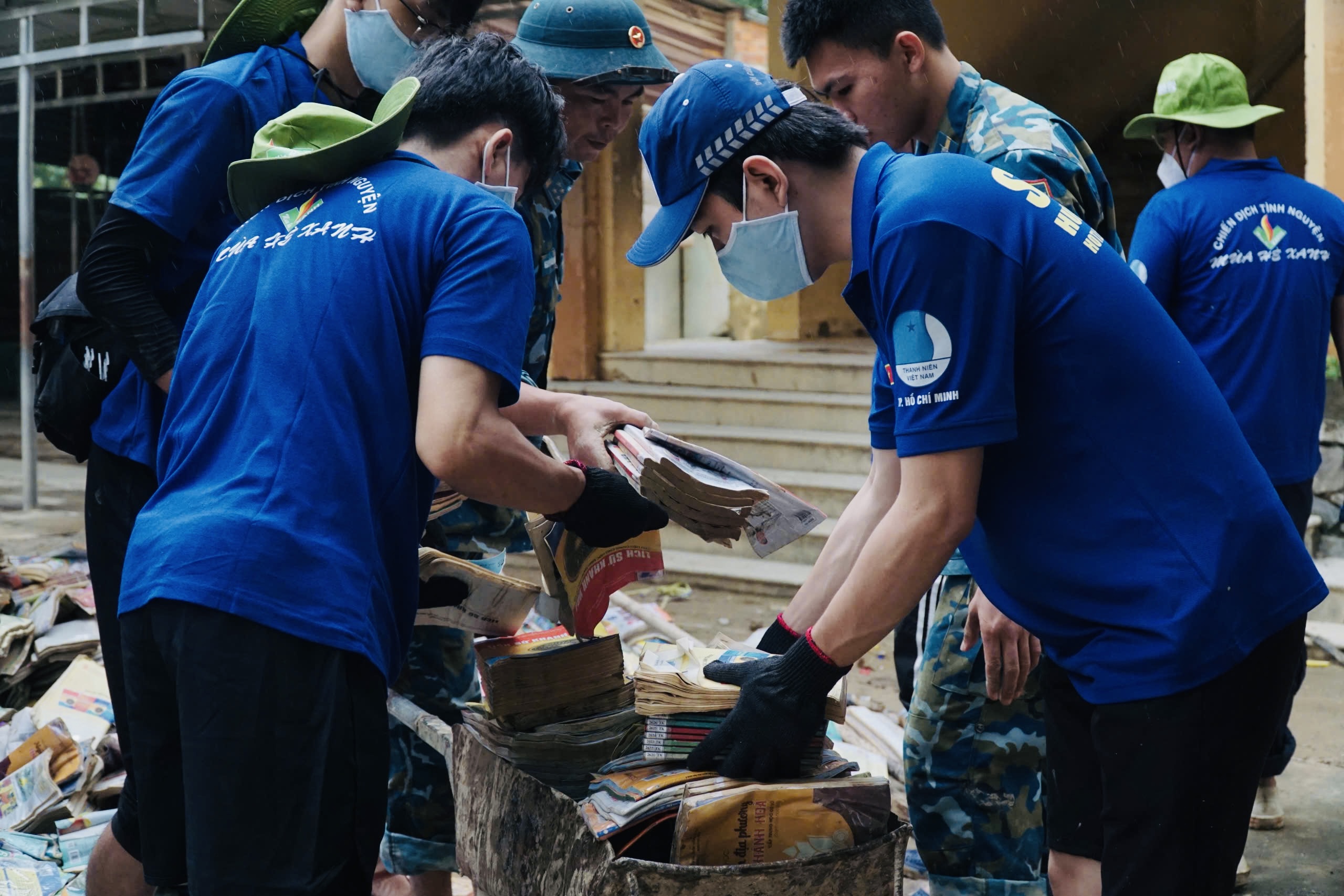 Cảnh đổ nát sau lũ, nếu không có thanh niên lăn xả, biết phải thế nào? - Ảnh 5.