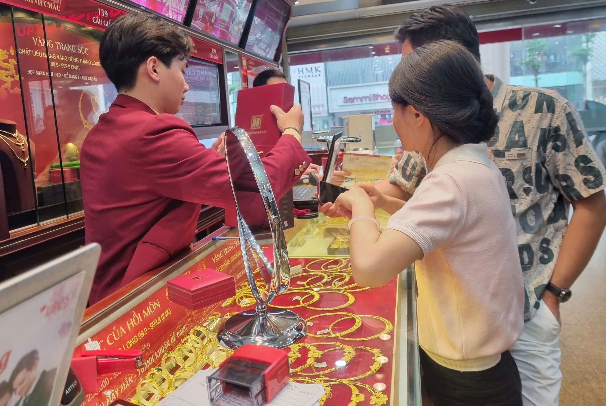 Bộ Tài chính nói về ngưỡng đánh thuế khi mua bán vàng - Ảnh 2.