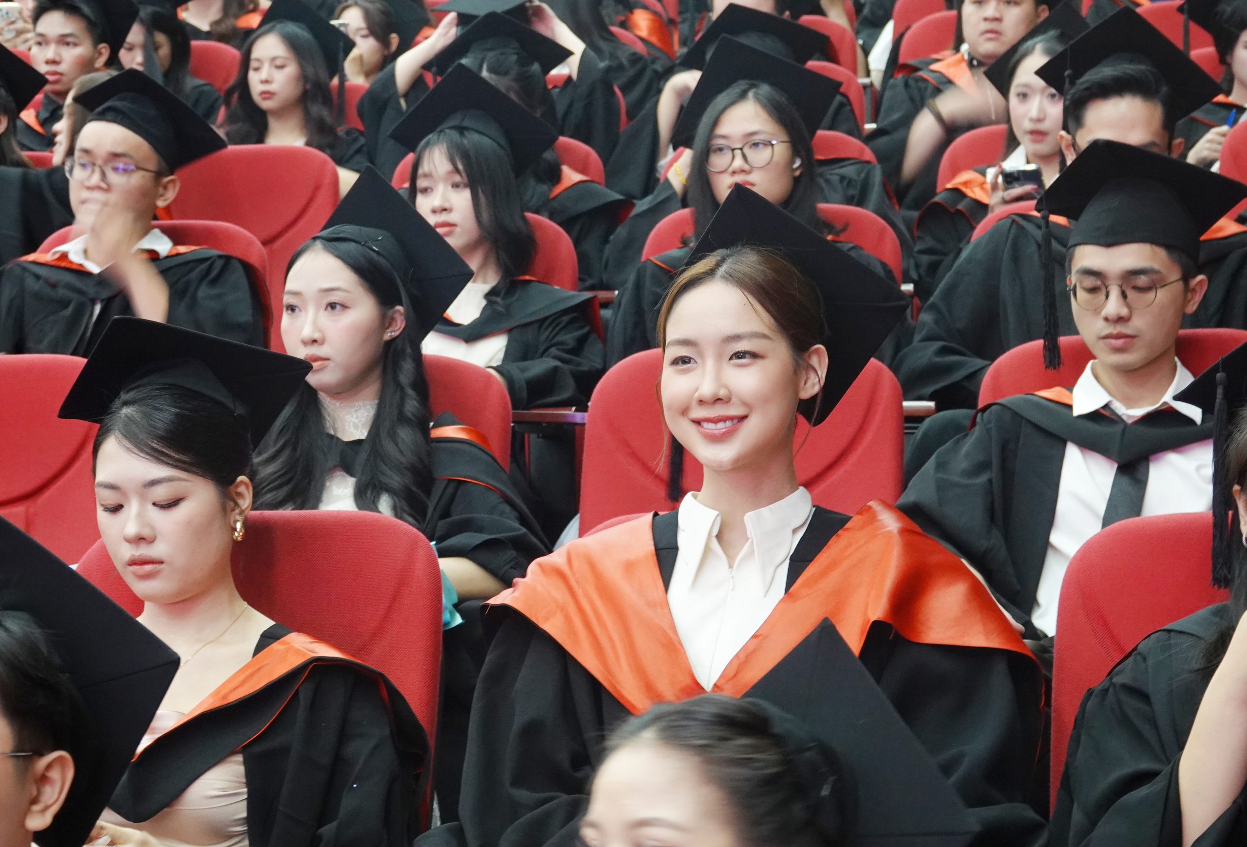 Hoa hậu tốt nghiệp loại giỏi trường thành viên ĐH Quốc gia TP.HCM - Ảnh 1.