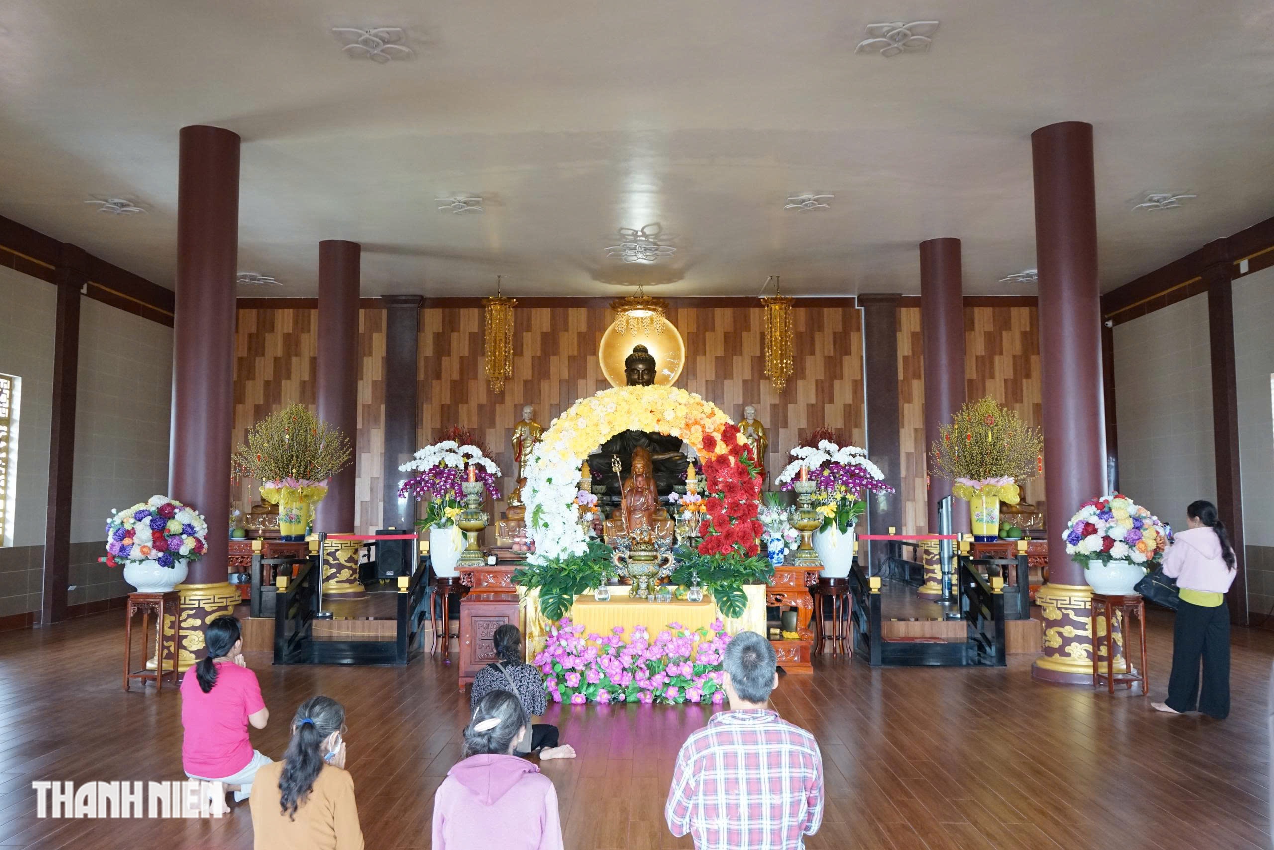 Nam Hai-pagoden ligger rett ved elvekrysset, omgitt av frukttrær – Bilde 3. Chùa Mẹ Nam Hải nằm ngay ngã ba sông, được bao bọc bởi cây trái miệt vườn- Ảnh 3.