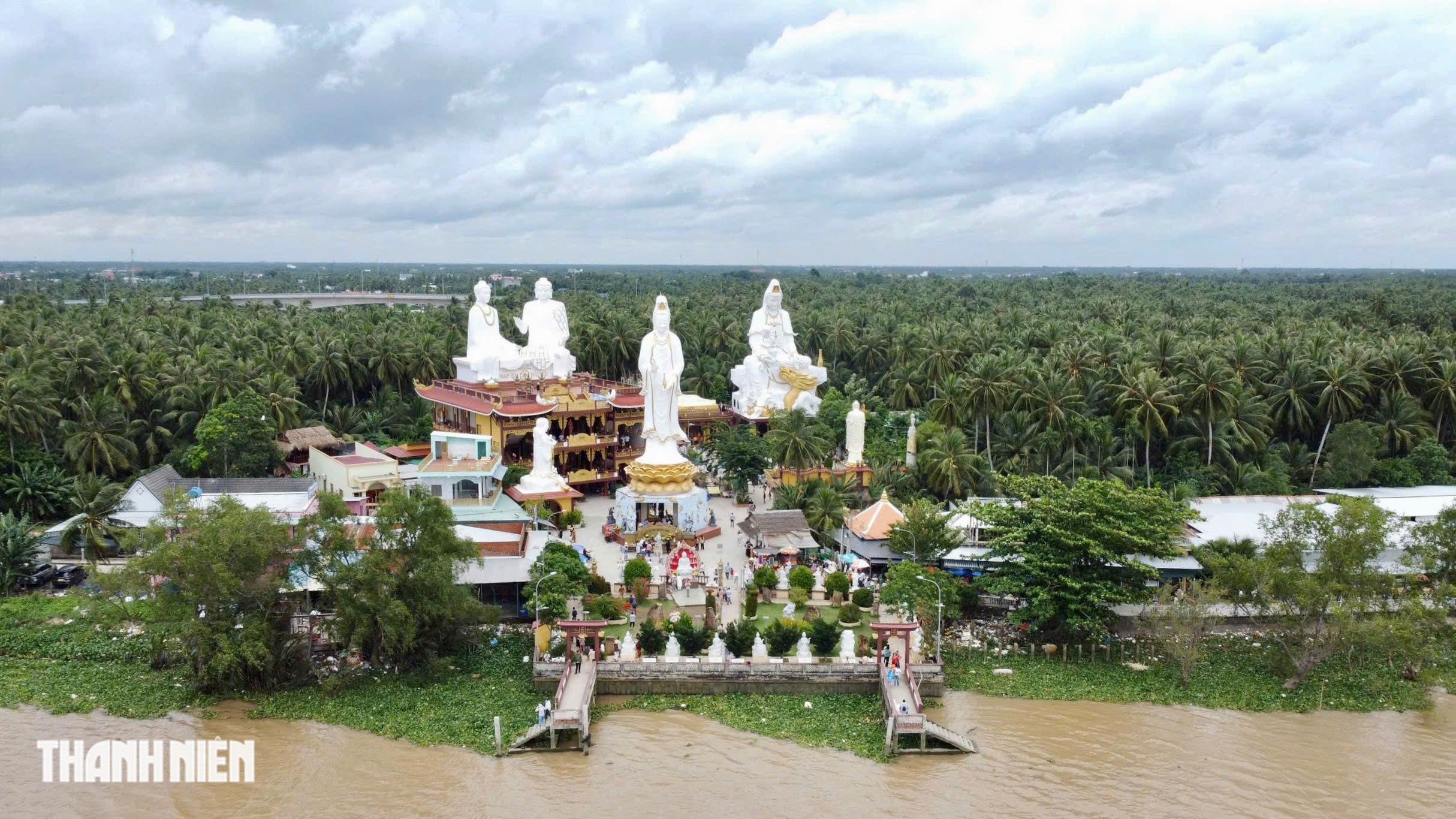 Nam Hai-pagoden ligger rett ved elvekrysset, omgitt av frukttrær – Bilde 1. Chùa Mẹ Nam Hải nằm ngay ngã ba sông, được bao bọc bởi cây trái miệt vườn- Ảnh 1.