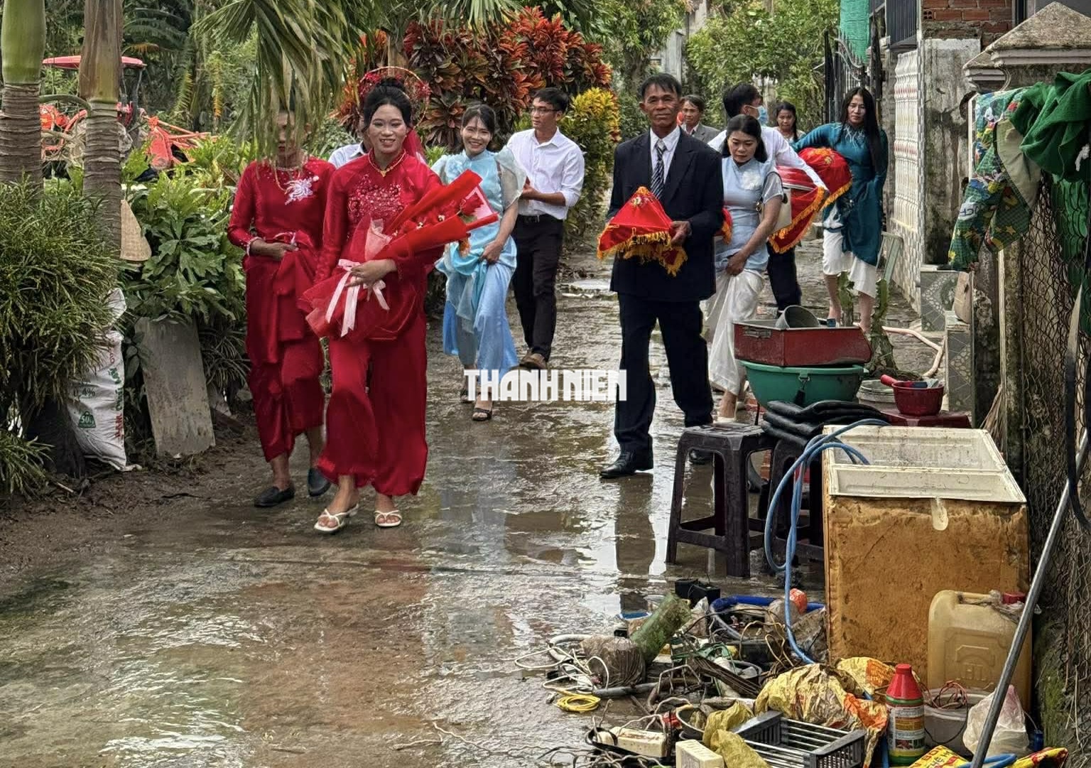 Đám cưới đặc biệt sau lũ ở Hòa Thịnh: Vẫn rước dâu, dù mất tất cả - Ảnh 1.