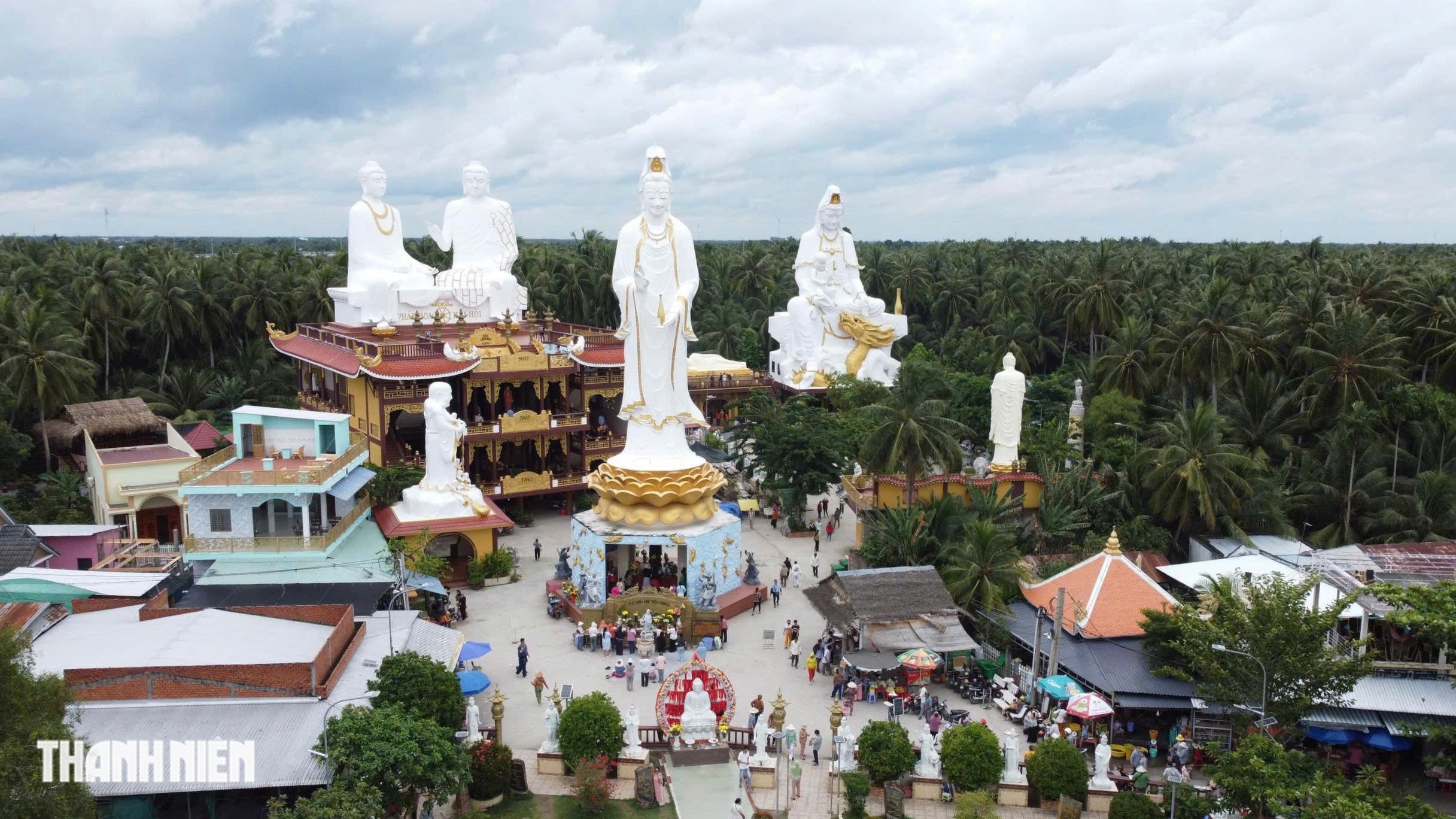 Nam Hai-pagoden ligger rett ved elvekrysset, omgitt av frukttrær – Bilde 2. Chùa Mẹ Nam Hải nằm ngay ngã ba sông, được bao bọc bởi cây trái miệt vườn- Ảnh 2.