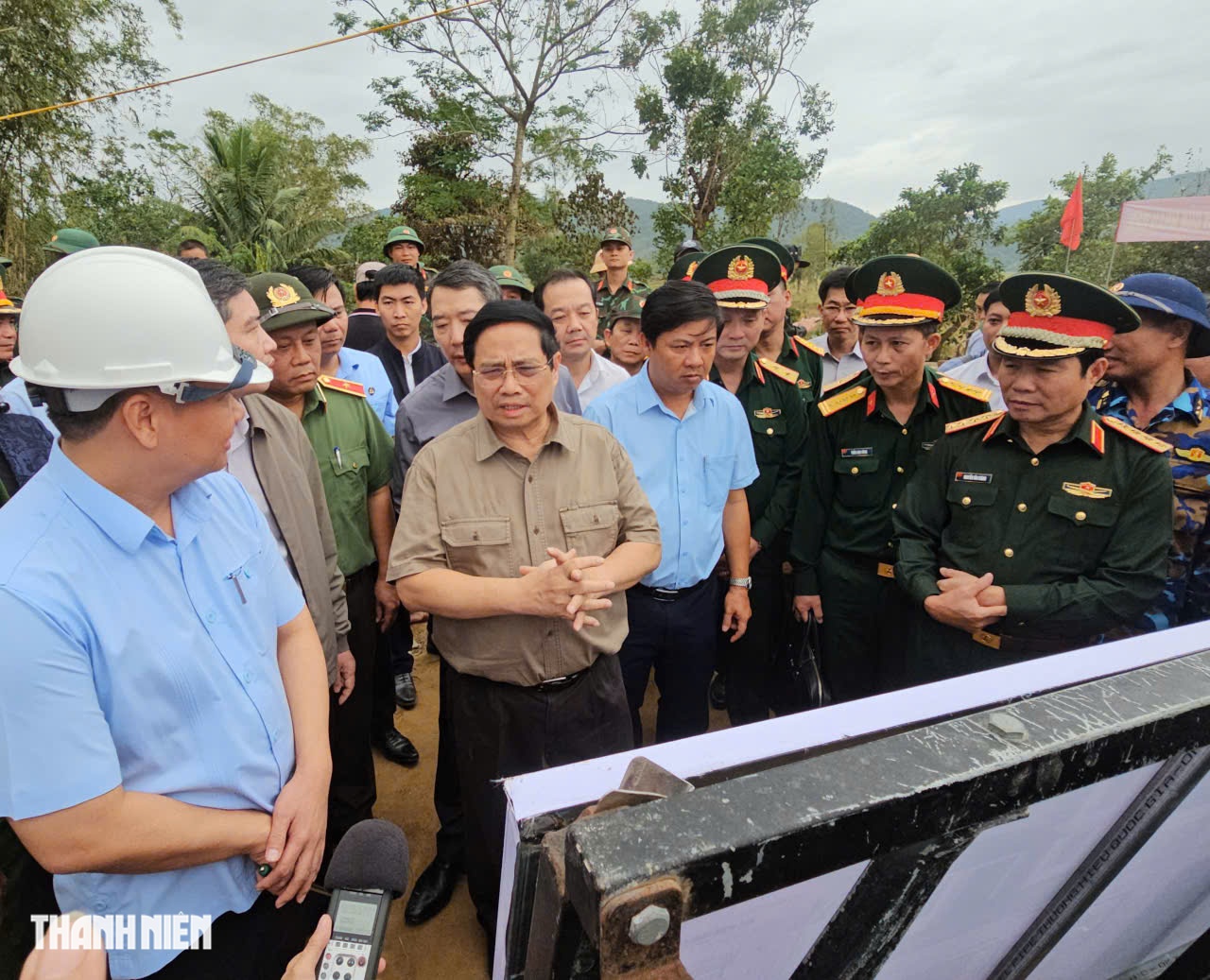 Thủ tướng Phạm Minh Chính: Cấp bách xây dựng nhà tránh lũ- Ảnh 1.