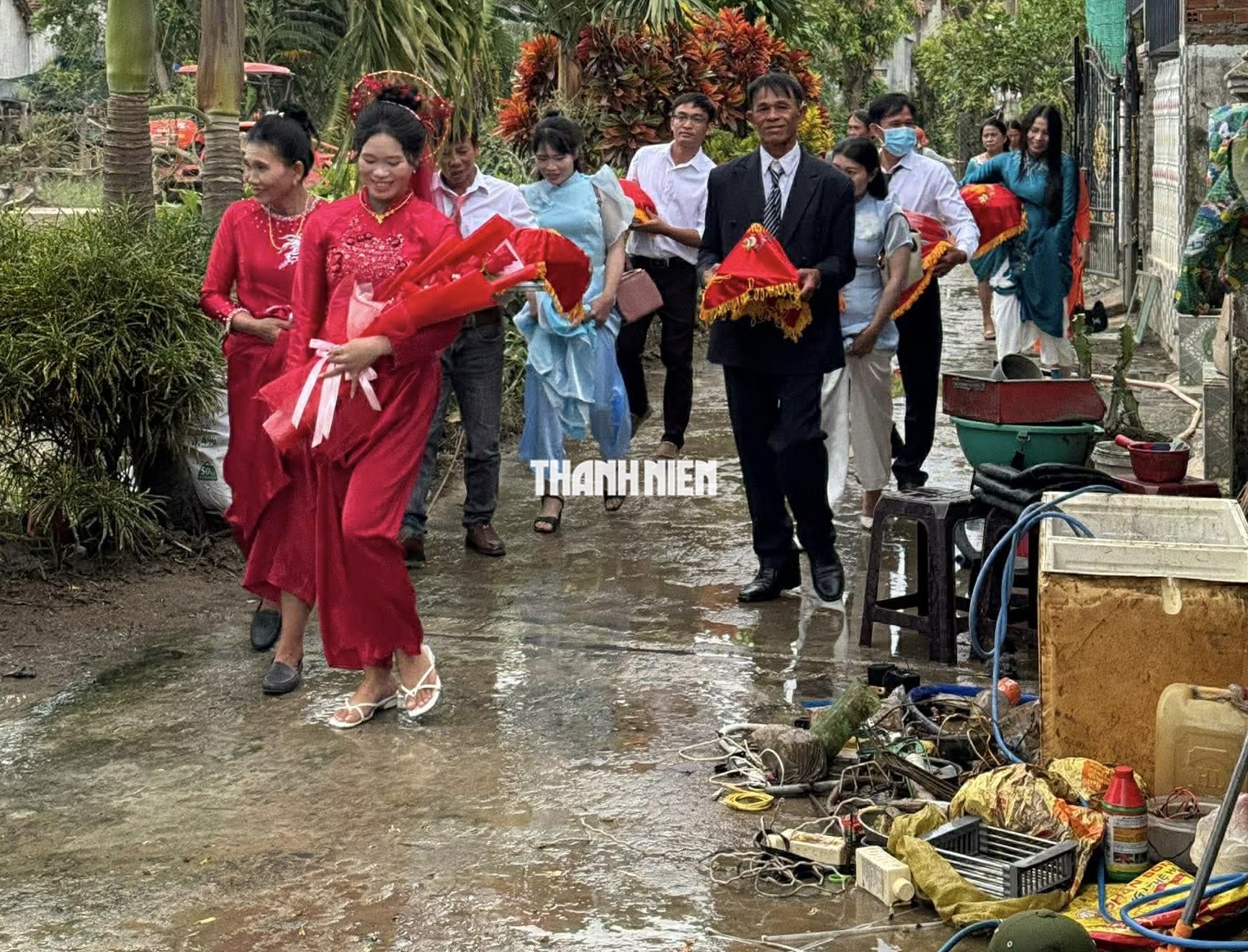 Đám cưới đặc biệt sau lũ ở Hòa Thịnh: Vẫn rước dâu, dù mất tất cả - Ảnh 2.