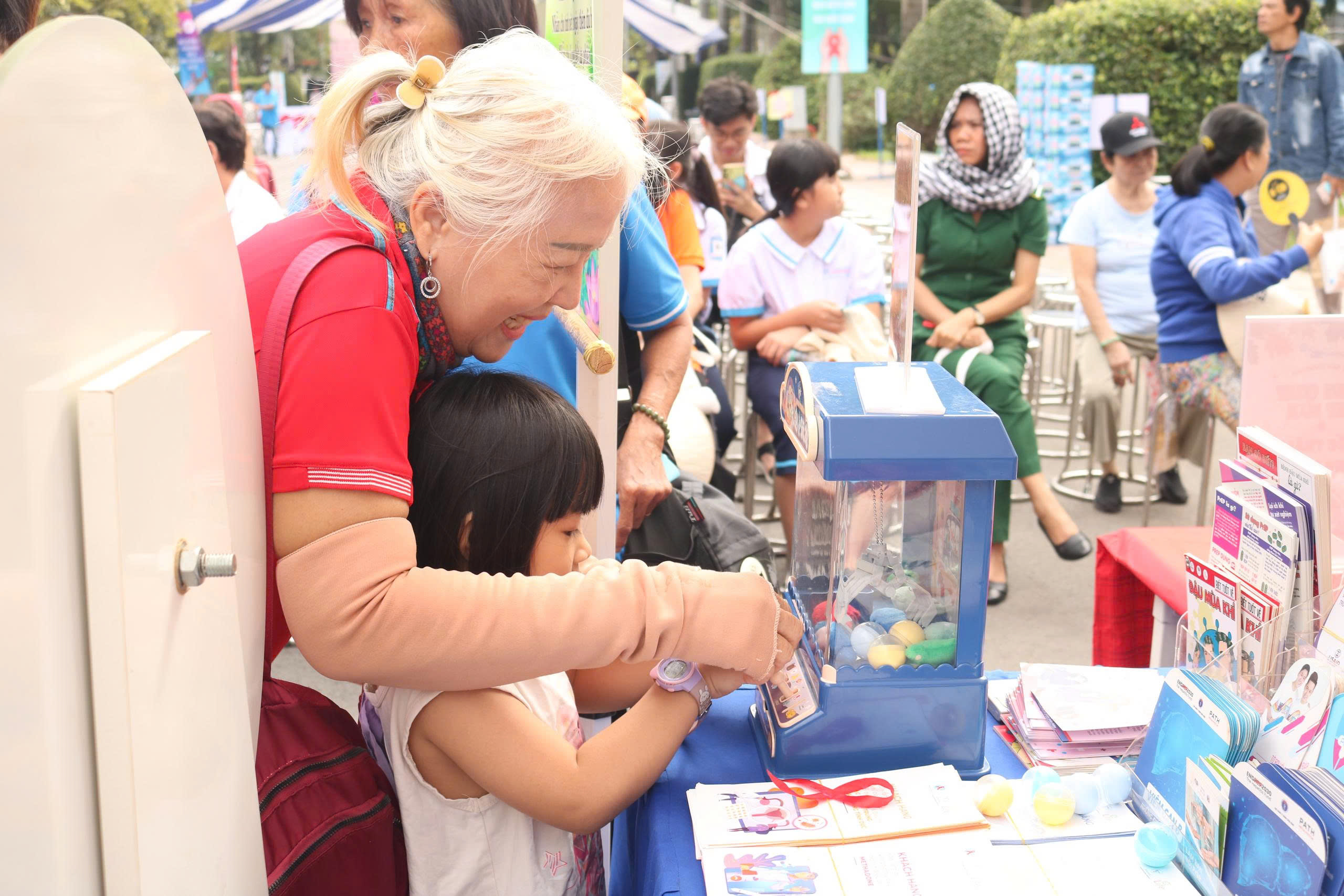 Khoảng trống tài chính có thể khiến ca nhiễm HIV/AIDS ở Việt Nam tăng trở lại- Ảnh 4. Khoảng trống tài chính có thể khiến ca nhiễm HIV/AIDS ở Việt Nam tăng trở lại- Ảnh 4.