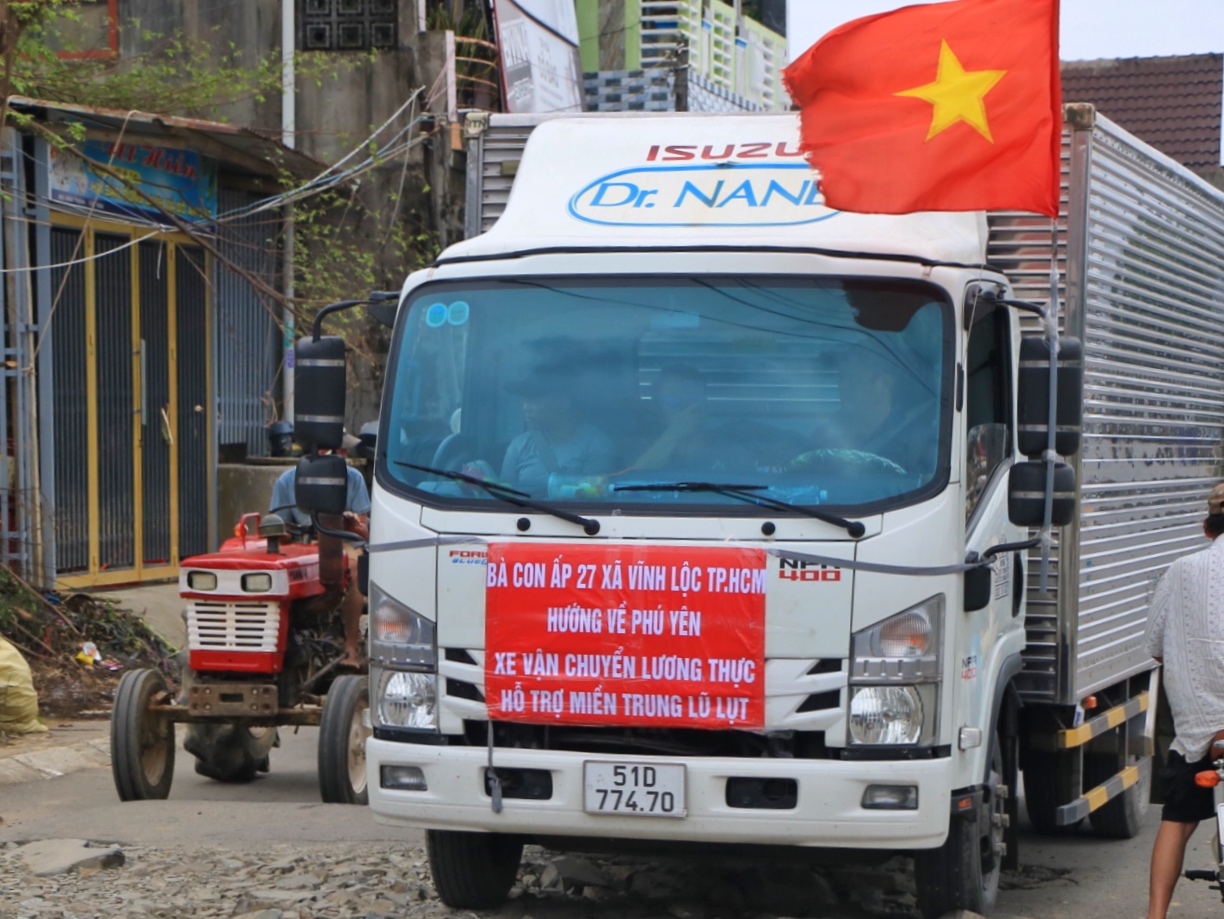 PV Báo Thanh Niên tác nghiệp ở tâm lũ, xúc động vì nghĩa tình TP.HCM - Ảnh 7.