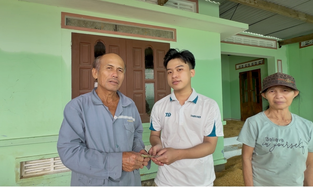 PV Báo Thanh Niên tác nghiệp ở tâm lũ, xúc động vì nghĩa tình TP.HCM - Ảnh 3.