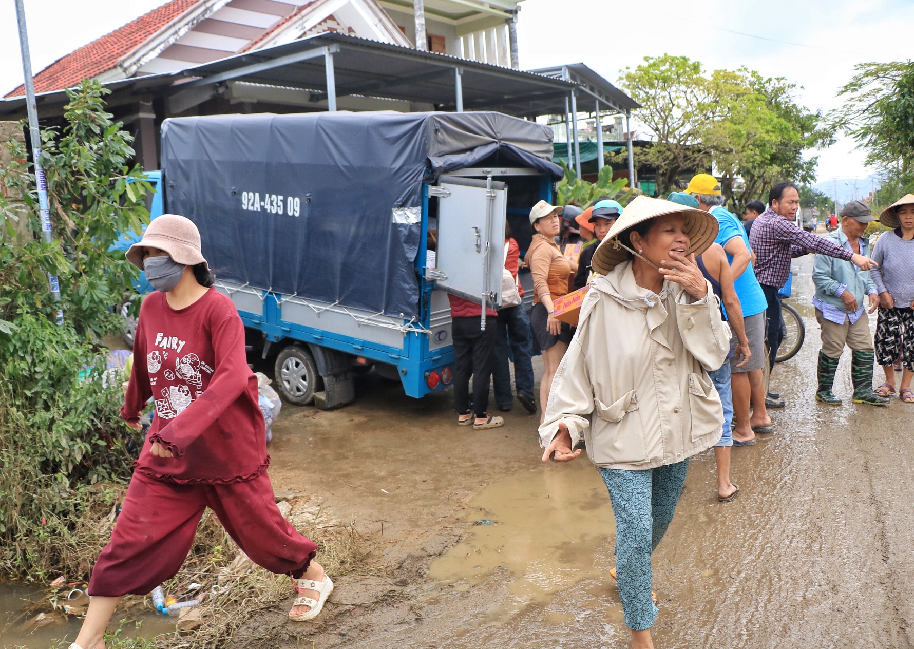 PV Báo Thanh Niên tác nghiệp ở tâm lũ, xúc động vì nghĩa tình TP.HCM - Ảnh 6.