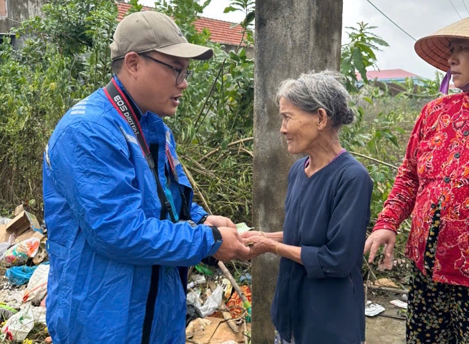 PV Báo Thanh Niên tác nghiệp ở tâm lũ, xúc động vì nghĩa tình TP.HCM - Ảnh 2.