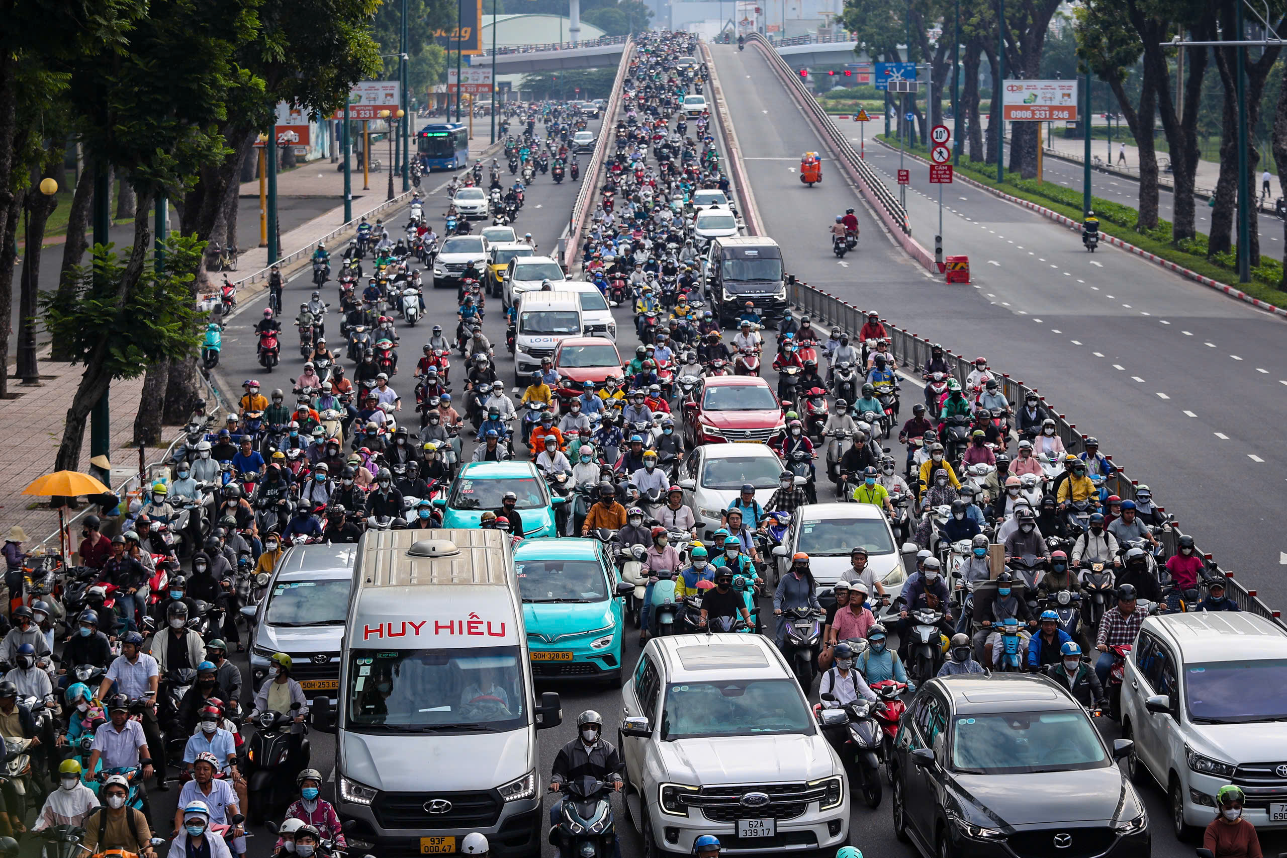 Sốt ruột với kẹt xe - Ảnh 1.