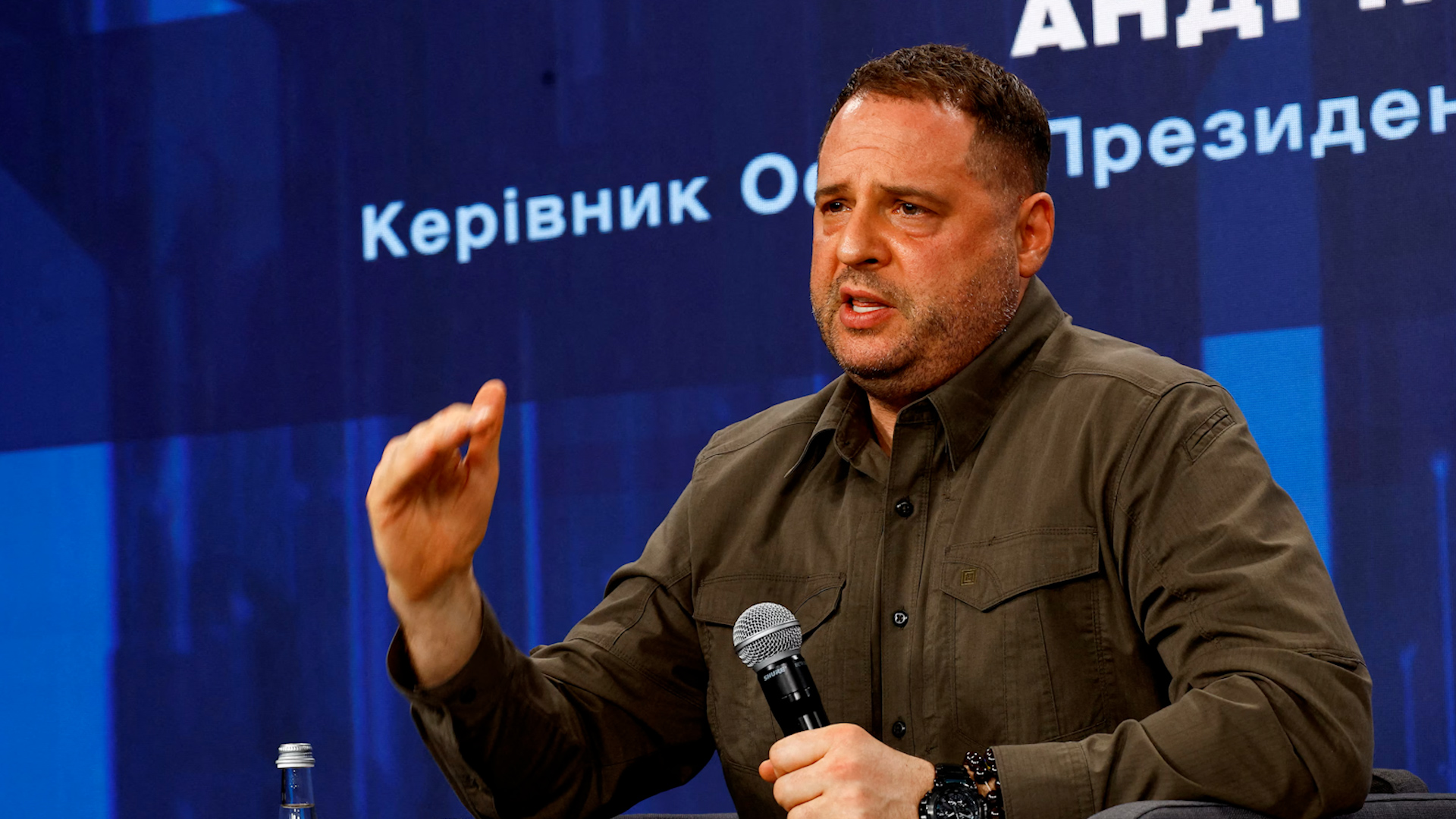 Nh&agrave; đ&agrave;m ph&aacute;n h&ograve;a b&igrave;nh Ukraine từ chức sau cuộc đột k&iacute;ch của cảnh s&aacute;t - Ảnh 1.