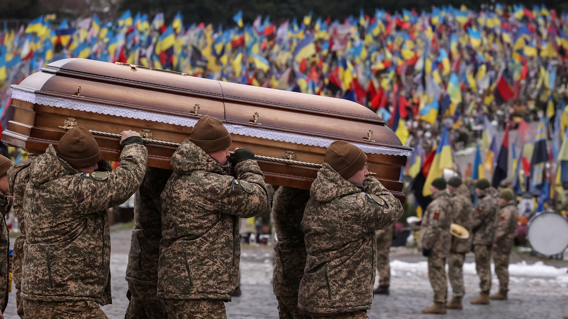 Nơi ch&ocirc;n cất tại Ukraine dần cạn kiệt khi c&aacute;c cuộc đ&agrave;m ph&aacute;n h&ograve;a b&igrave;nh k&eacute;o d&agrave;i - Ảnh 1.