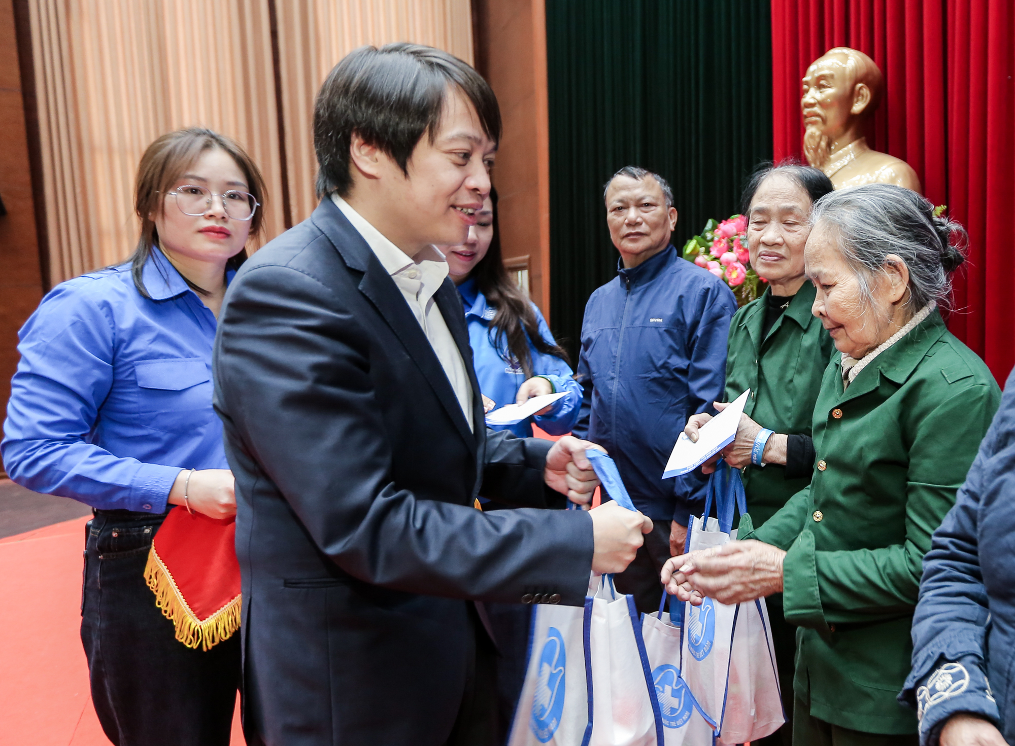 Hơn 1.000 người dân được khám bệnh, cấp thuốc miễn phí - Ảnh 1.