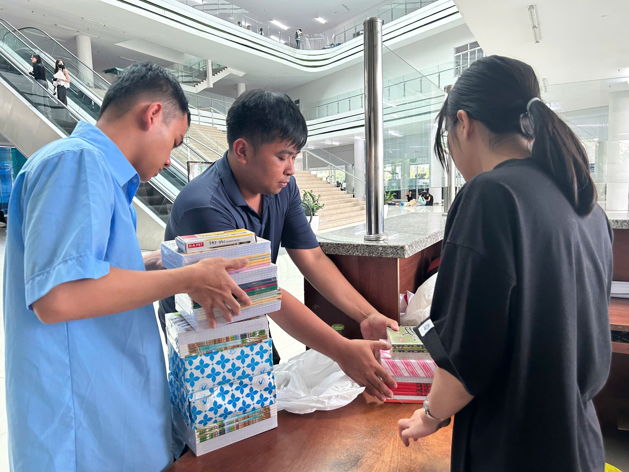 C&oacute; tập vở chưa d&ugrave;ng tới, h&atilde;y mang đến những điểm n&agrave;y - Ảnh 1.