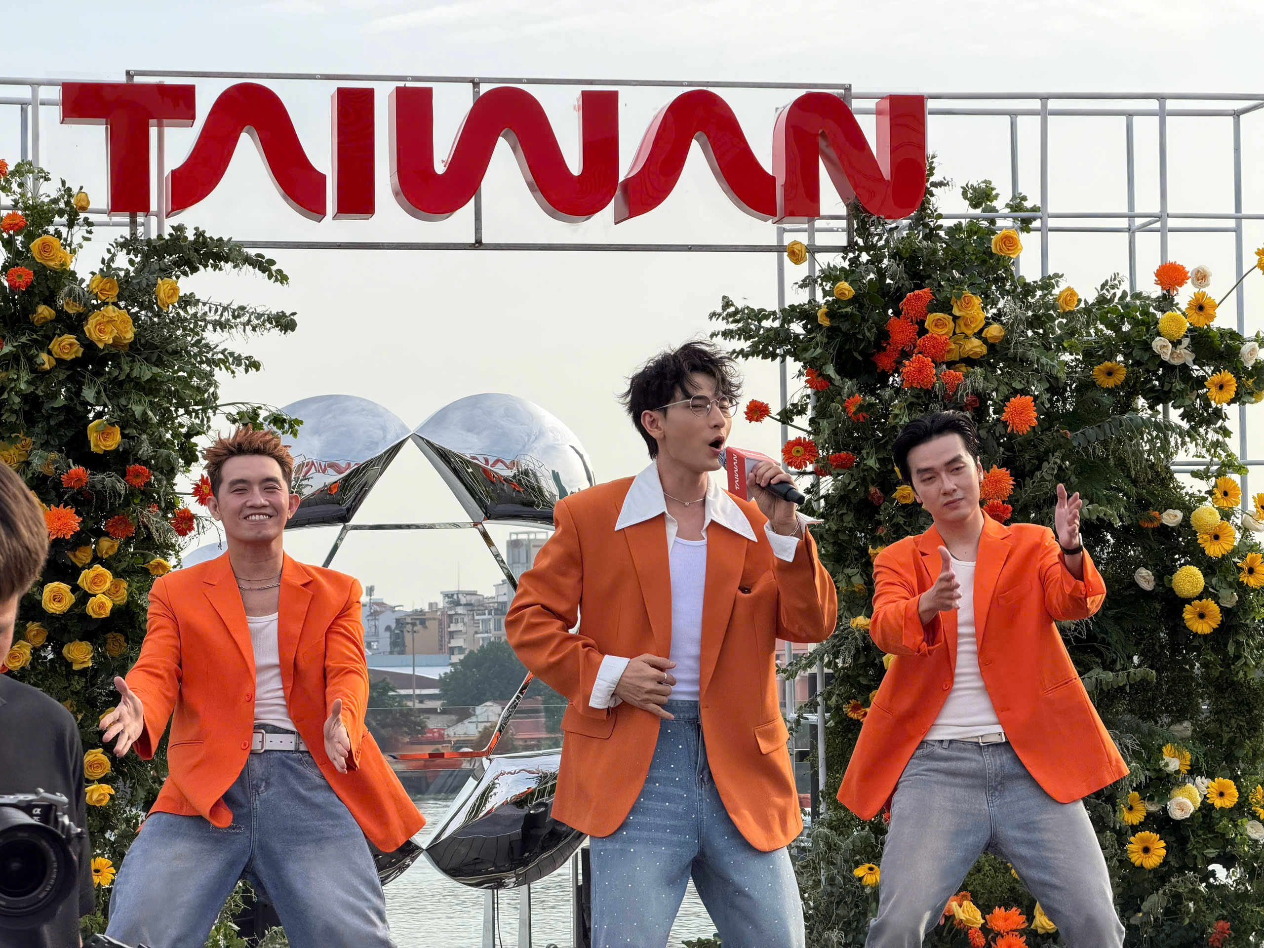 Đài Loan công bố Đại sứ du lịch trên du thuyền sông Sài Gòn - Ảnh 1.