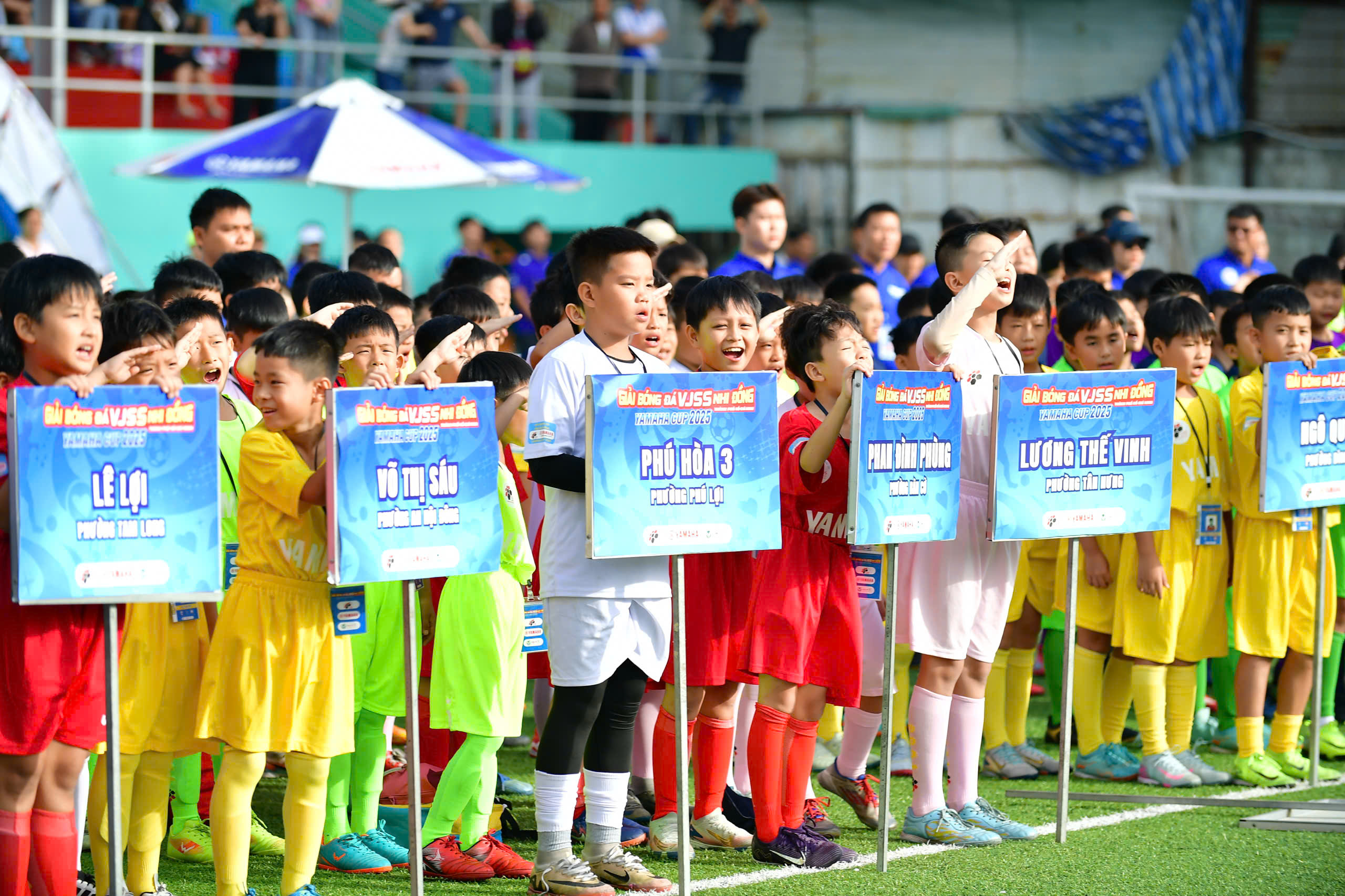 Tranh tài hấp dẫn ở giải bóng đá nhi đồng có thể thức lạ- Ảnh 1.