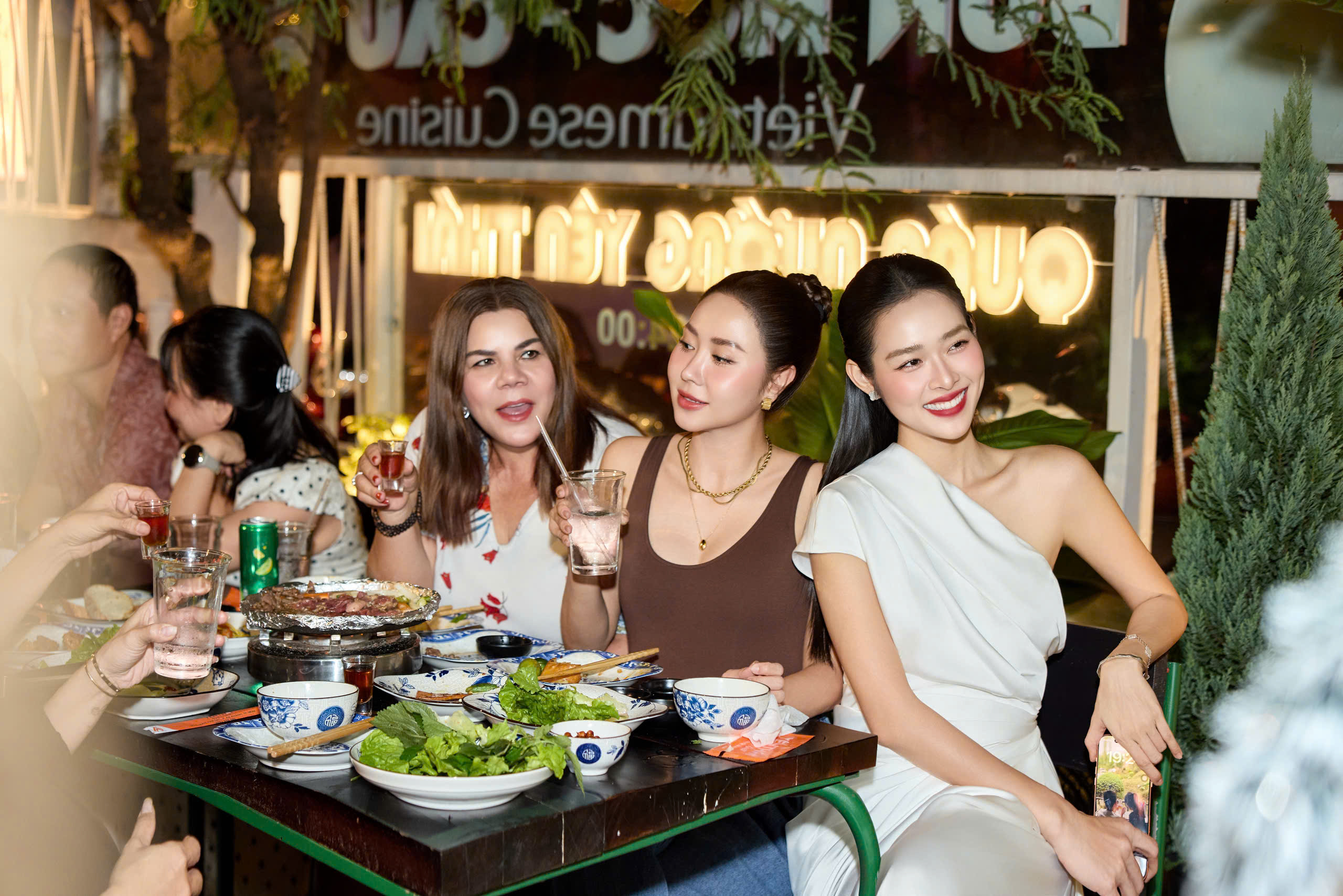 Dàn sao đến chúc mừng Diệp Bảo Ngọc lên chức- Ảnh 1.