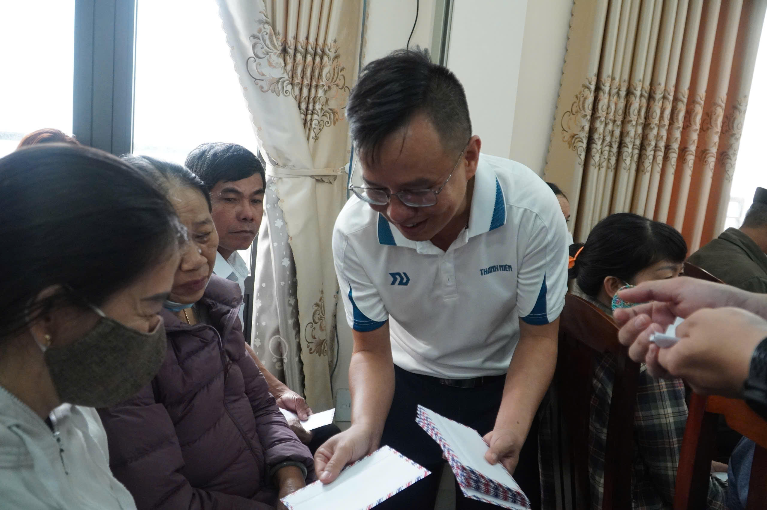 San sẻ khó khăn với người dân vùng lũ - Ảnh 4.