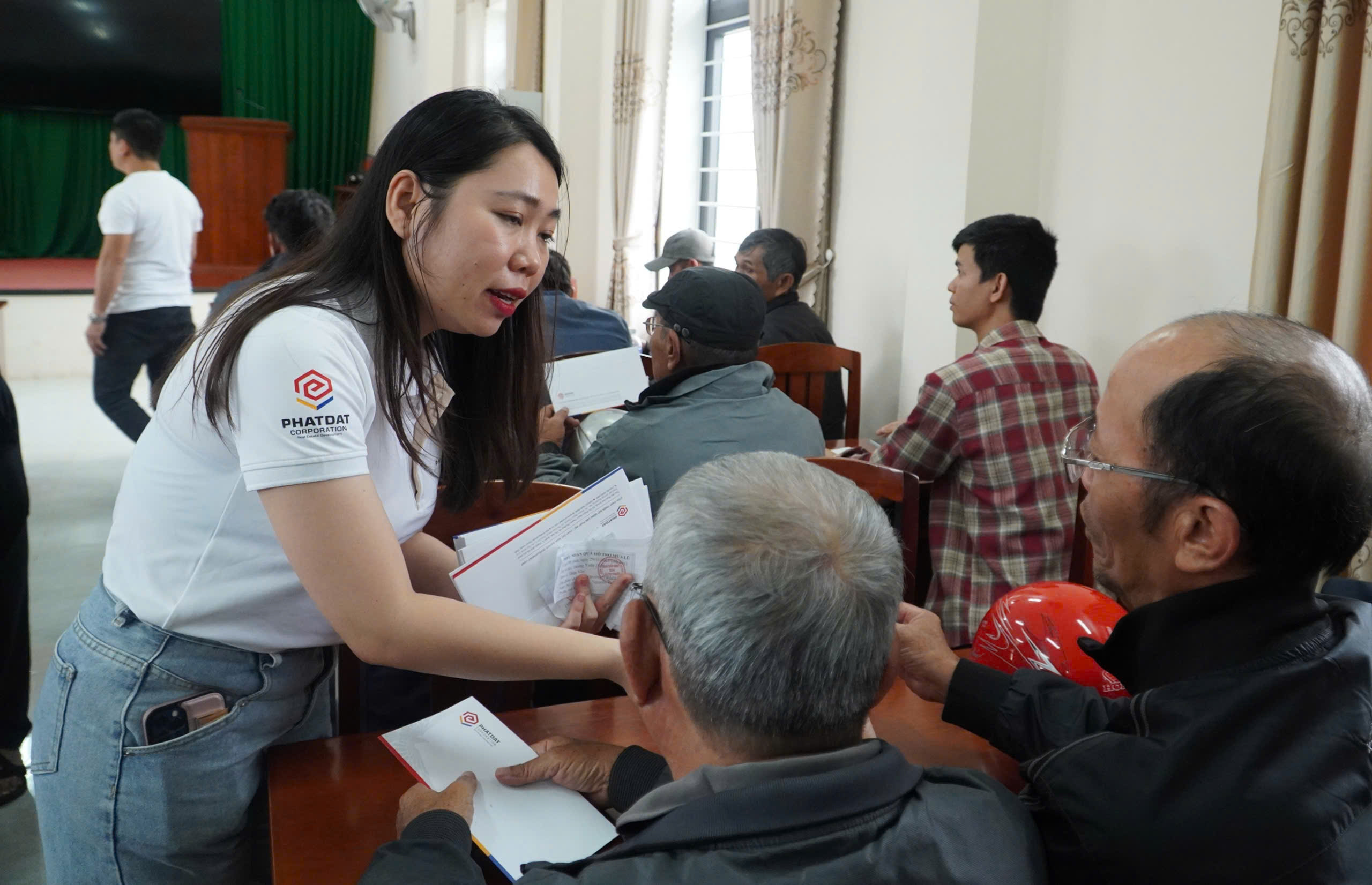 San sẻ khó khăn với người dân vùng lũ - Ảnh 3.