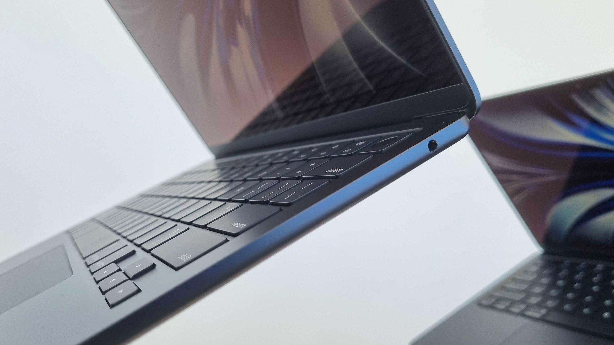 Không phải ngẫu nhiên Apple vẫn giữ jack âm thanh trên MacBook - Ảnh 1.