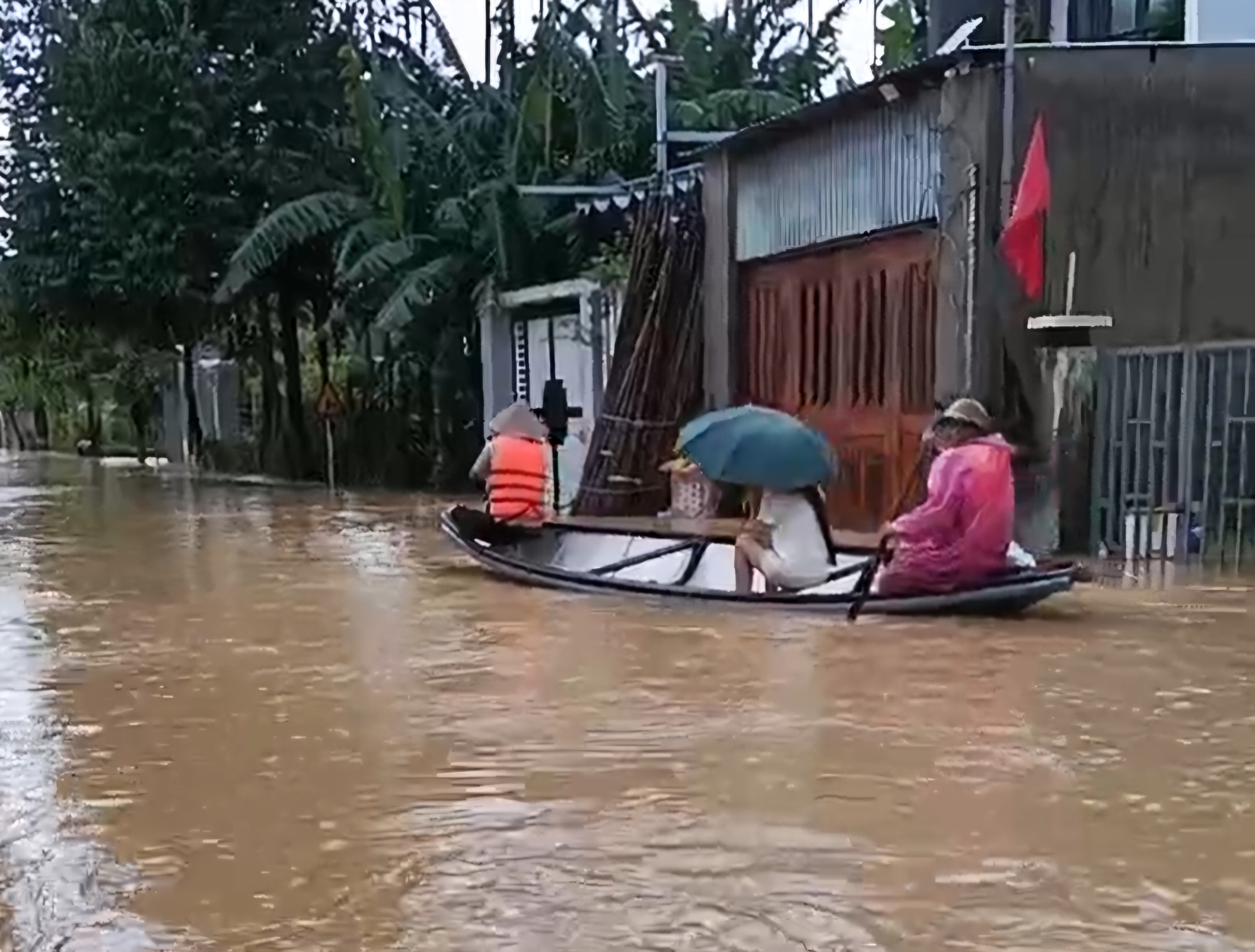 Nước sông Vu Gia, Túy Loan dâng cao, người dân Đà Nẵng lại 'chạy lụt' trong đêm - Ảnh 4.