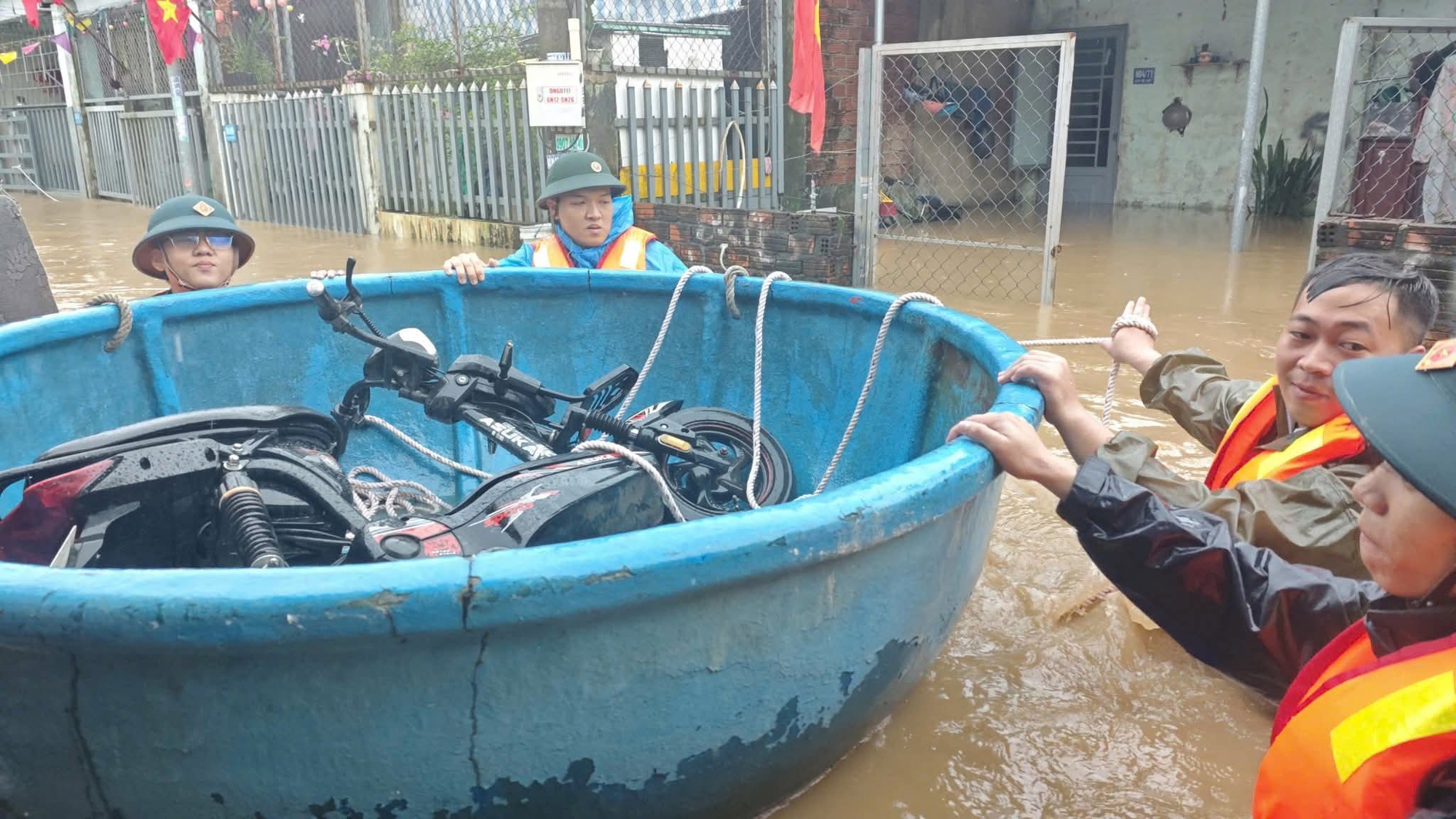 TP.Đà Nẵng: Nước dâng cuồn cuộn ở đường Mẹ Suốt, bộ đội cõng dân chạy lũ- Ảnh 7. TP.Đà Nẵng: Nước dâng cuồn cuộn ở đường Mẹ Suốt, bộ đội cõng dân chạy lũ- Ảnh 7.