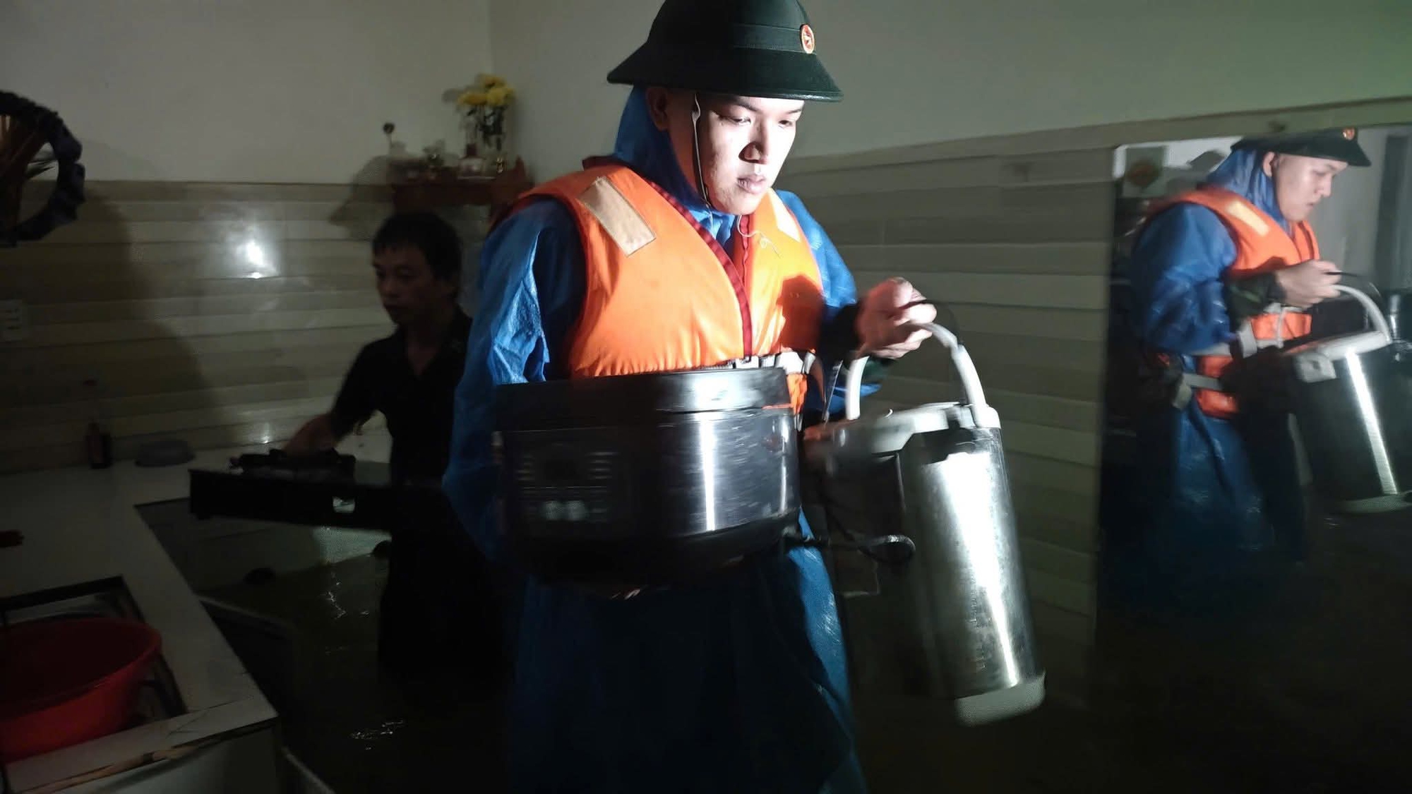 TP.Đà Nẵng: Nước dâng cuồn cuộn ở đường Mẹ Suốt, bộ đội cõng dân chạy lũ- Ảnh 5. TP.Đà Nẵng: Nước dâng cuồn cuộn ở đường Mẹ Suốt, bộ đội cõng dân chạy lũ- Ảnh 5.