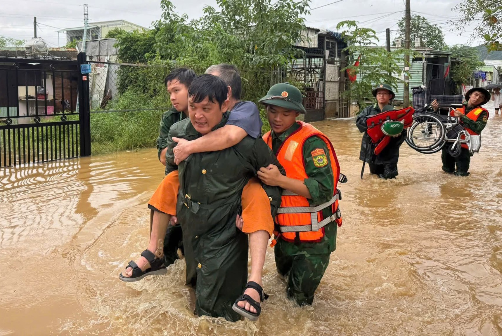 TP.Đà Nẵng: Nước dâng cuồn cuộn ở đường Mẹ Suốt, bộ đội cõng dân chạy lũ- Ảnh 1. TP.Đà Nẵng: Nước dâng cuồn cuộn ở đường Mẹ Suốt, bộ đội cõng dân chạy lũ- Ảnh 1.