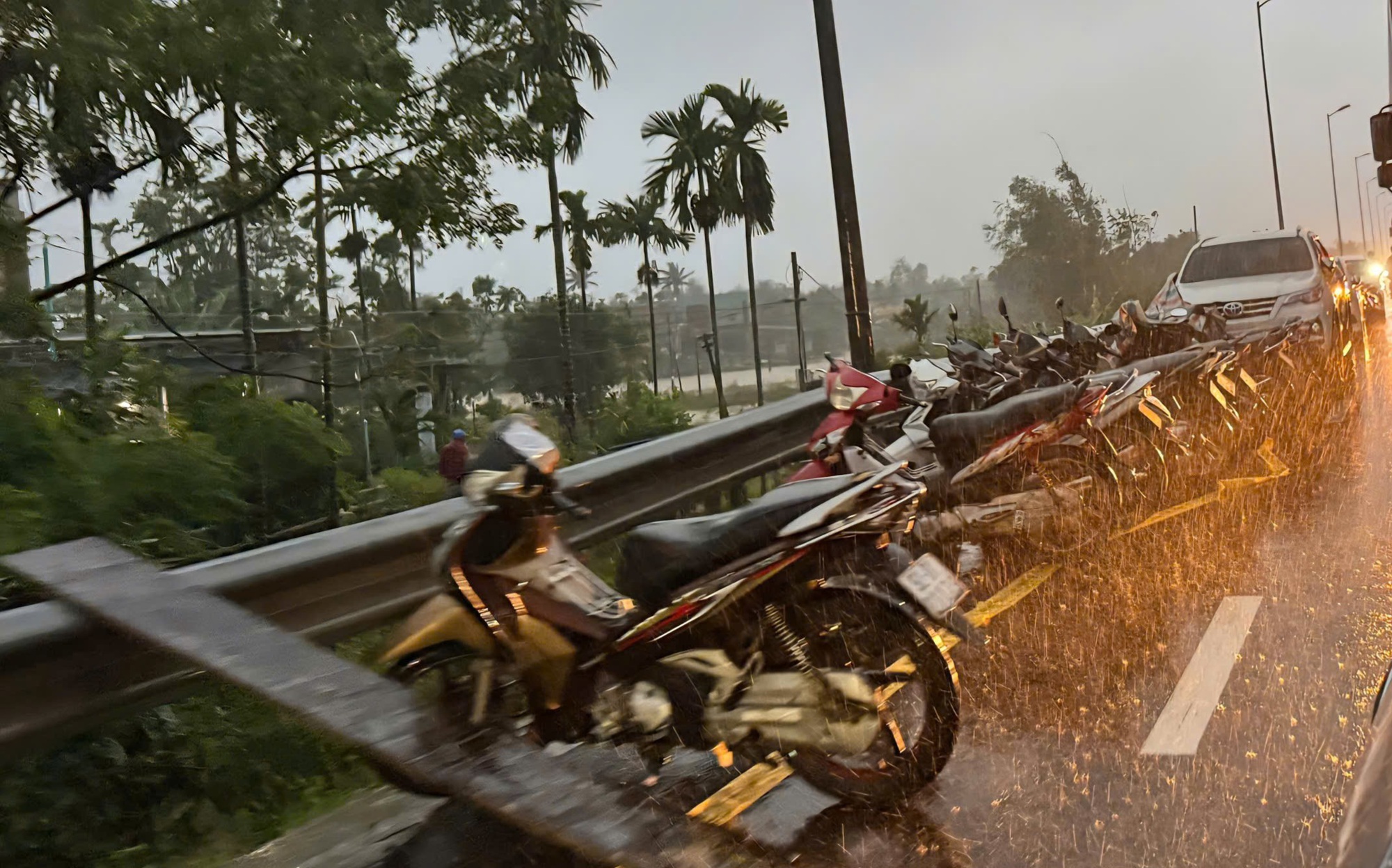 Giữa mưa xối xả, ngập lụt tứ phía người Đà Nẵng tri hô nhau 'cứu ô tô' - Ảnh 3. Giữa mưa xối xả, ngập lụt tứ phía người Đà Nẵng tri hô nhau 'cứu ô tô' - Ảnh 3.