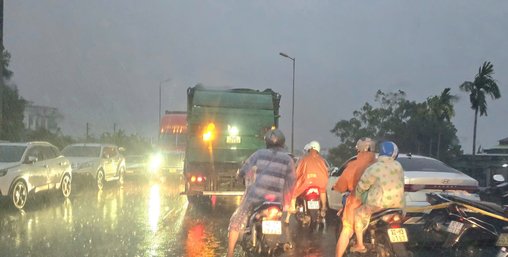 Giữa mưa xối xả, ngập lụt tứ phía người Đà Nẵng tri hô nhau 'cứu ô tô' - Ảnh 2. Giữa mưa xối xả, ngập lụt tứ phía người Đà Nẵng tri hô nhau 'cứu ô tô' - Ảnh 2.