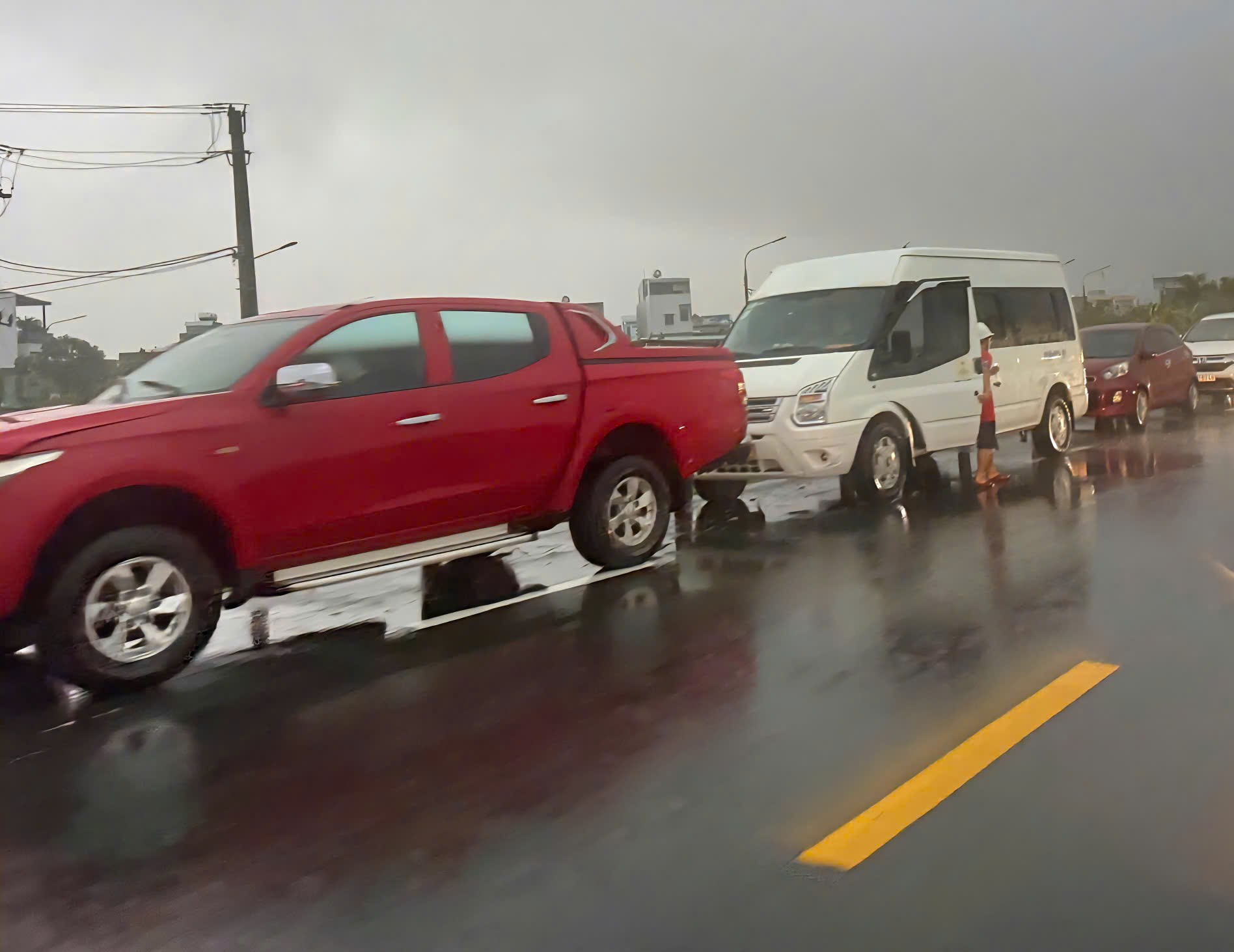 Giữa mưa xối xả, ngập lụt tứ phía người Đà Nẵng tri hô nhau 'cứu ô tô' - Ảnh 4. Giữa mưa xối xả, ngập lụt tứ phía người Đà Nẵng tri hô nhau 'cứu ô tô' - Ảnh 4.