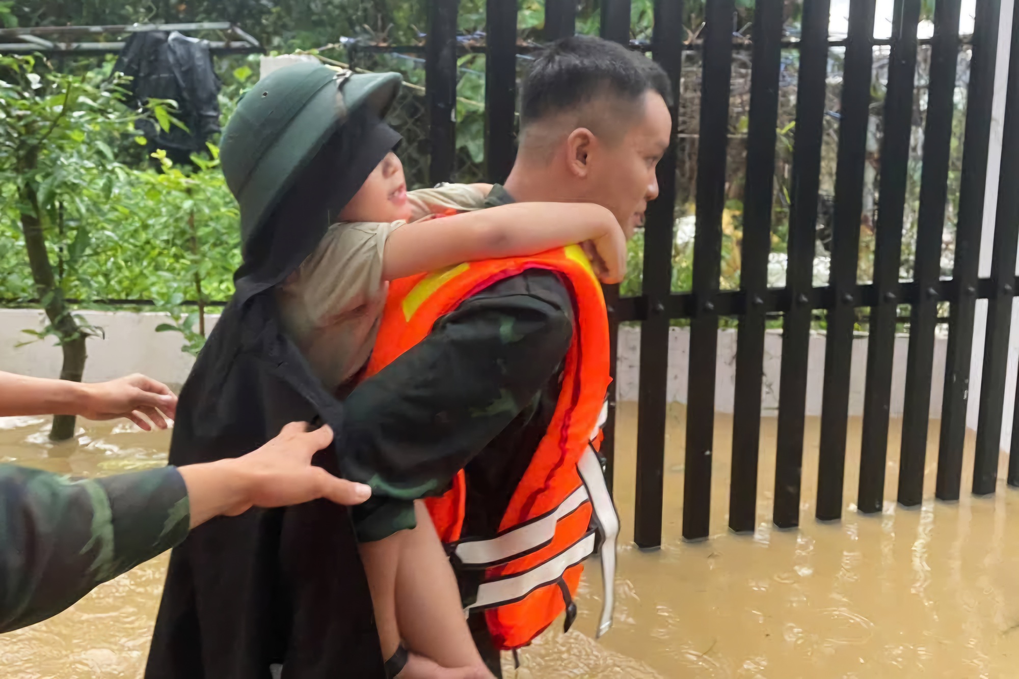 TP.Đà Nẵng: Nước dâng cuồn cuộn ở đường Mẹ Suốt, bộ đội cõng dân chạy lũ- Ảnh 6. TP.Đà Nẵng: Nước dâng cuồn cuộn ở đường Mẹ Suốt, bộ đội cõng dân chạy lũ- Ảnh 6.
