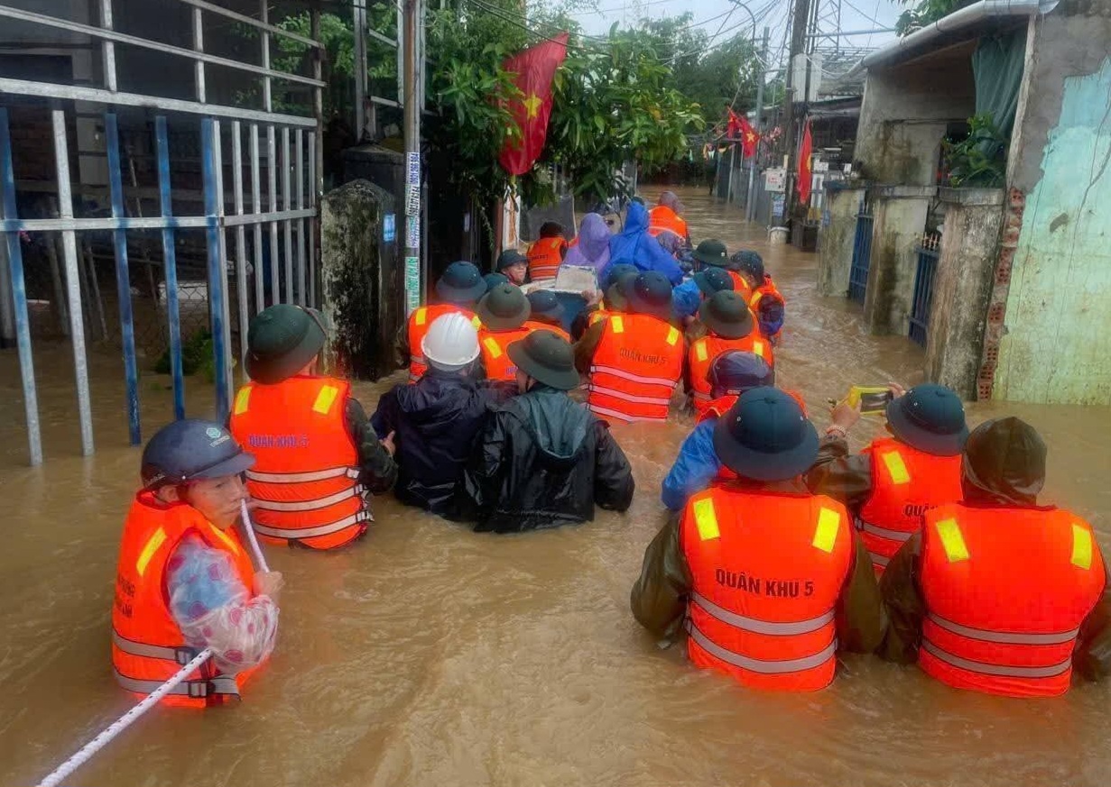 TP.Đà Nẵng: Nước dâng cuồn cuộn ở đường Mẹ Suốt, bộ đội cõng dân chạy lũ- Ảnh 4. TP.Đà Nẵng: Nước dâng cuồn cuộn ở đường Mẹ Suốt, bộ đội cõng dân chạy lũ- Ảnh 4.
