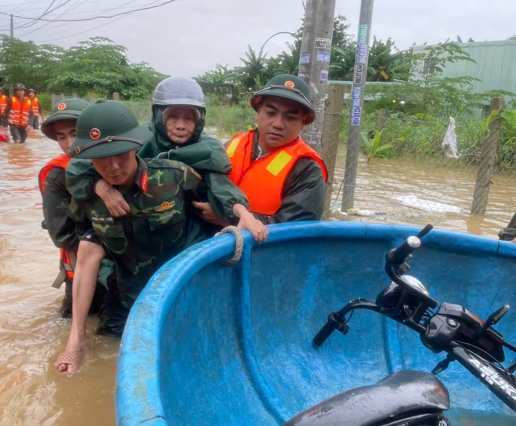 TP.Đà Nẵng: Nước dâng cuồn cuộn ở đường Mẹ Suốt, bộ đội cõng dân chạy lũ- Ảnh 3. TP.Đà Nẵng: Nước dâng cuồn cuộn ở đường Mẹ Suốt, bộ đội cõng dân chạy lũ- Ảnh 3.