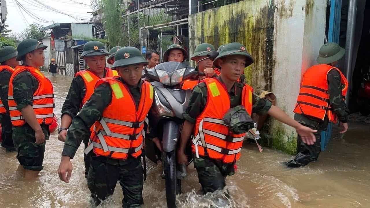 TP.Đà Nẵng: Nước dâng cuồn cuộn ở đường Mẹ Suốt, bộ đội cõng dân chạy lũ- Ảnh 2. TP.Đà Nẵng: Nước dâng cuồn cuộn ở đường Mẹ Suốt, bộ đội cõng dân chạy lũ- Ảnh 2.
