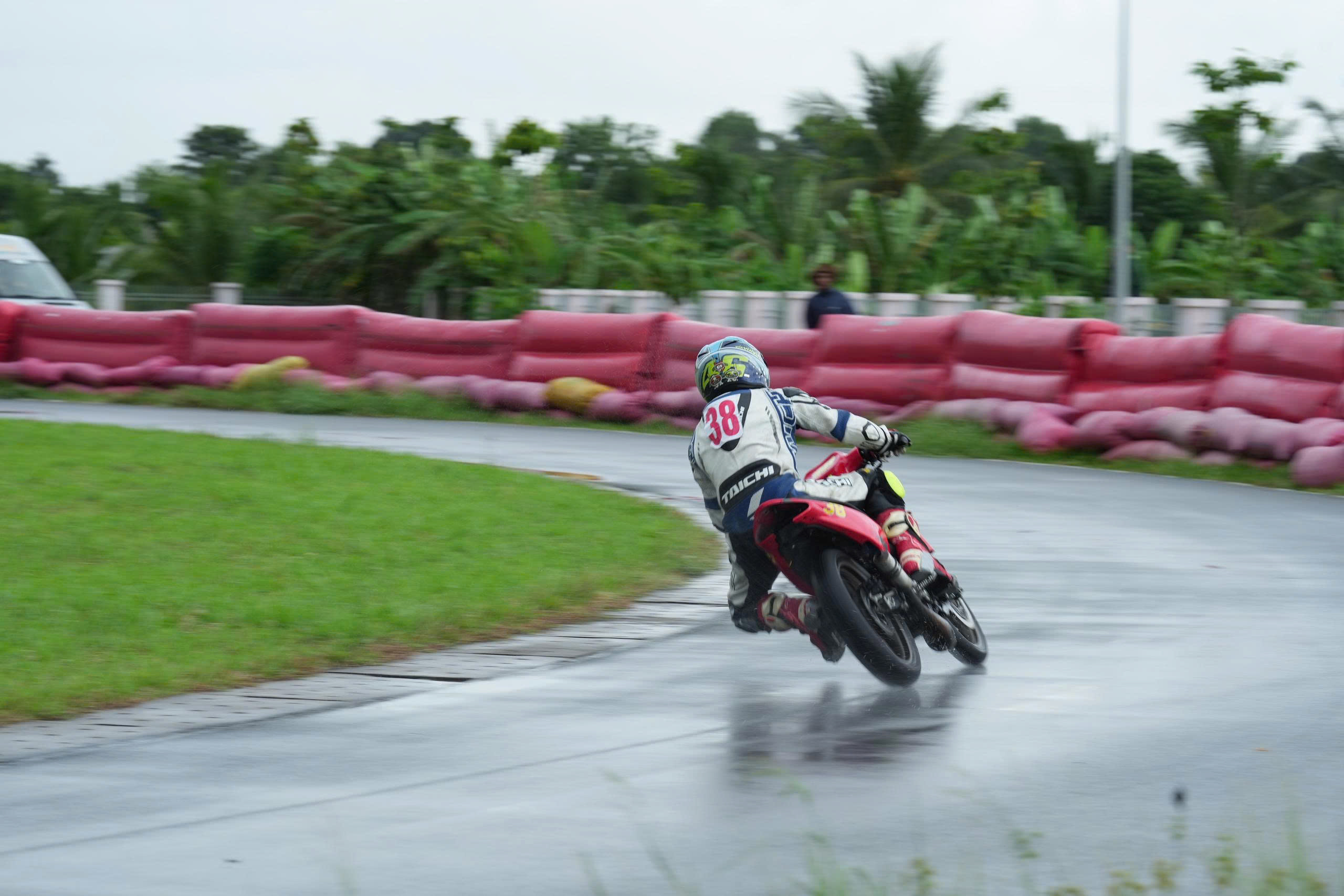 وین لانگ: مسابقات قهرمانی موتورسواری دراماتیک ملی «میدان گرد» - عکس ۷. Vĩnh Long: Kịch tính giải đua xe mô tô 'sân tròn' vô địch quốc gia- Ảnh 7.