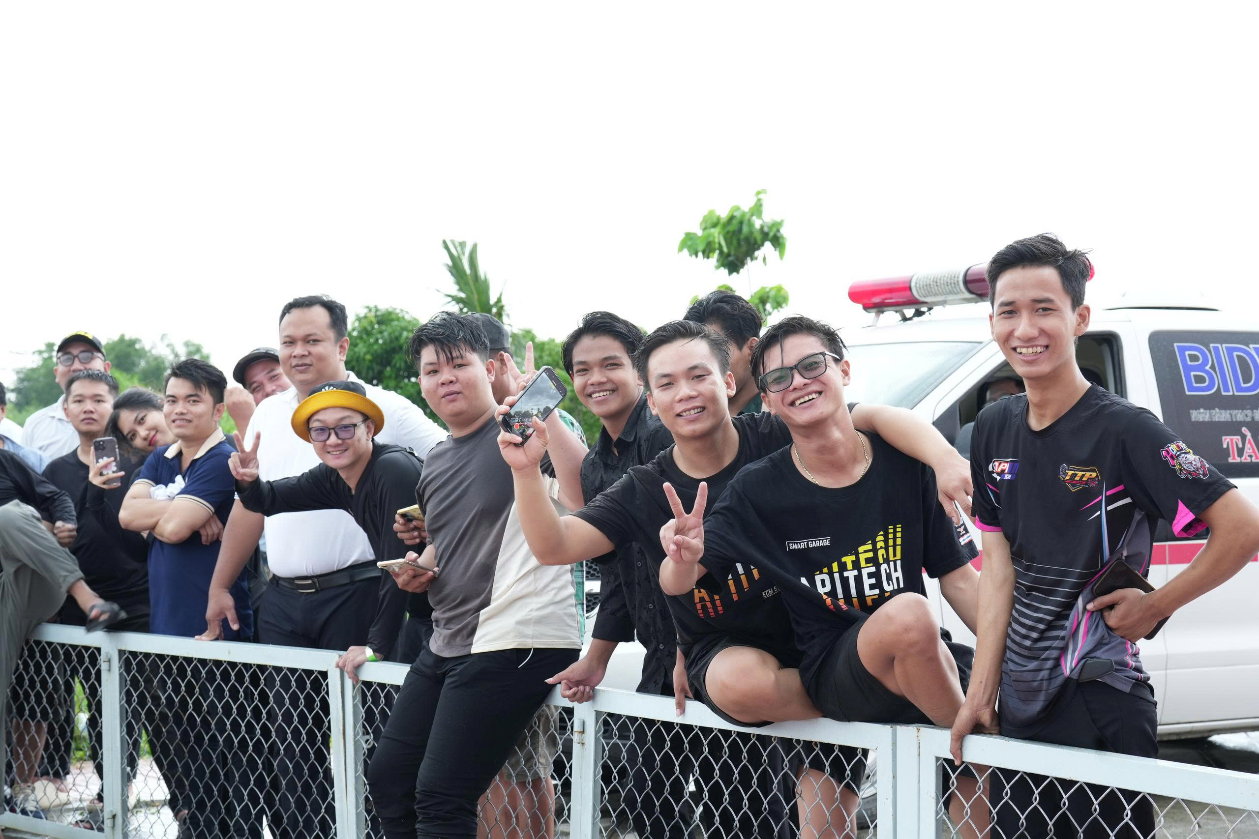 وین لانگ: مسابقات قهرمانی موتورسواری دراماتیک ملی «میدان گرد» - عکس ۶. Vĩnh Long: Kịch tính giải đua xe mô tô 'sân tròn' vô địch quốc gia- Ảnh 6.