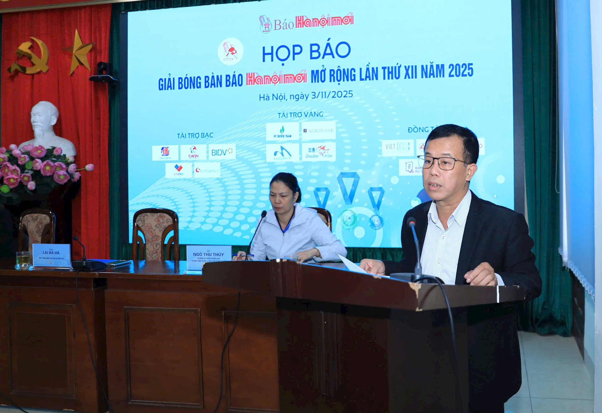 អតីតកីឡាករជាច្រើនចូលរួមការប្រកួតកីឡាវាយកូនឃ្លីលើតុ Hanoi Moi ឆ្នាំ ២០២៥ - រូបថត ១. Nhiều cựu tuyển thủ góp mặt ở giải bóng bàn báo Hà Nội Mới 2025- Ảnh 1.