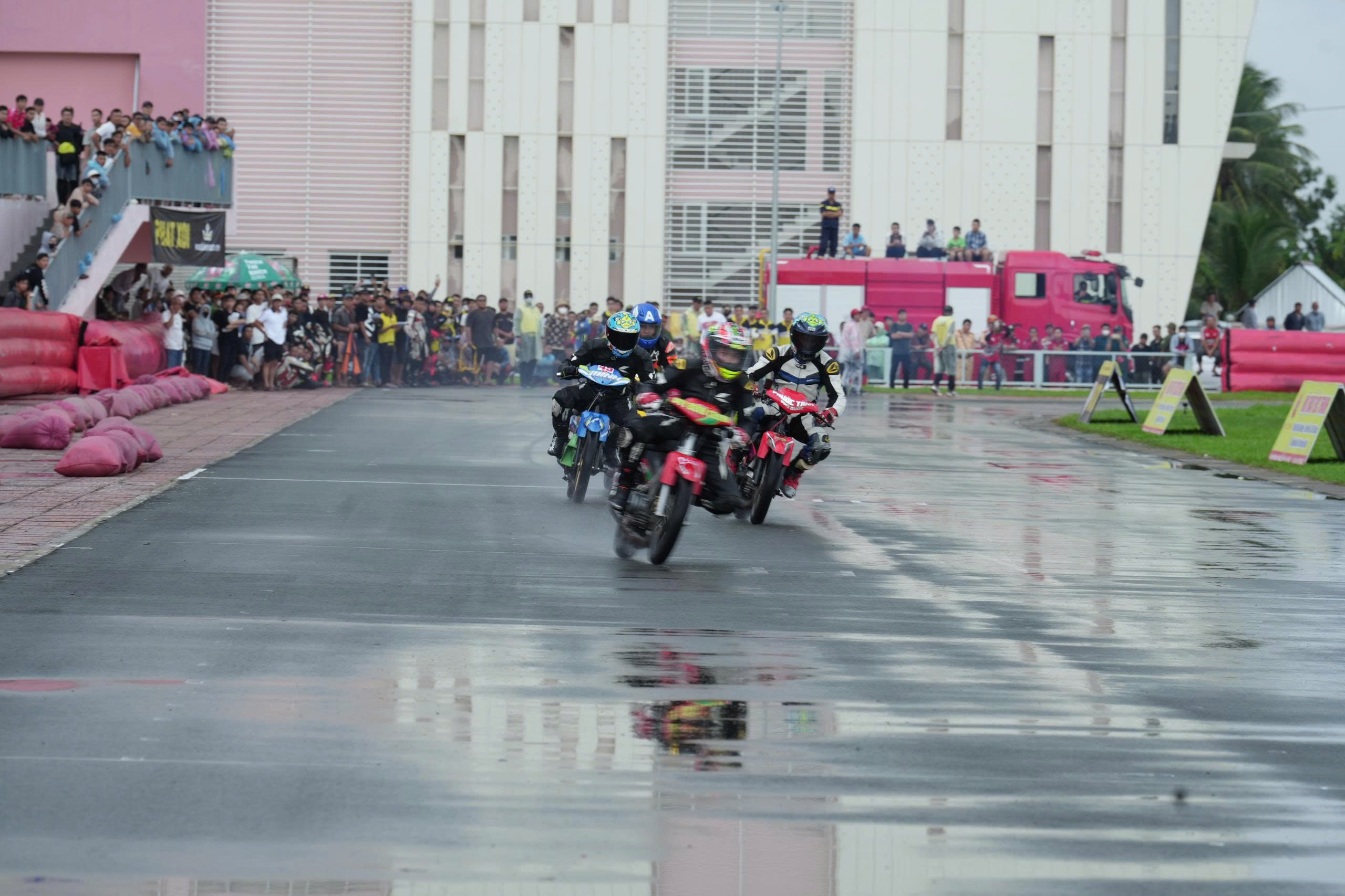 وین لانگ: مسابقات قهرمانی موتورسواری دراماتیک ملی «میدان گرد» - عکس ۴. Vĩnh Long: Kịch tính giải đua xe mô tô 'sân tròn' vô địch quốc gia- Ảnh 4.