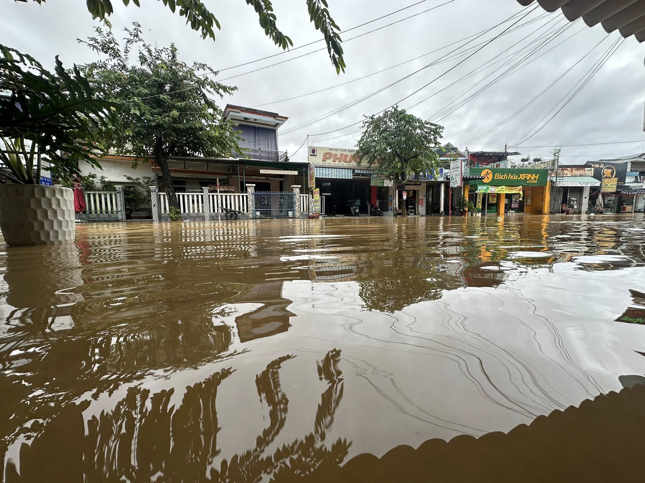 Nước sông Vu Gia, Túy Loan dâng cao, người dân Đà Nẵng lại 'chạy lụt' trong đêm - Ảnh 2.