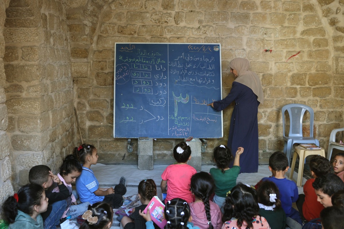 Trẻ em Gaza dần trở lại trường sau 2 năm xung đột - Ảnh 1.