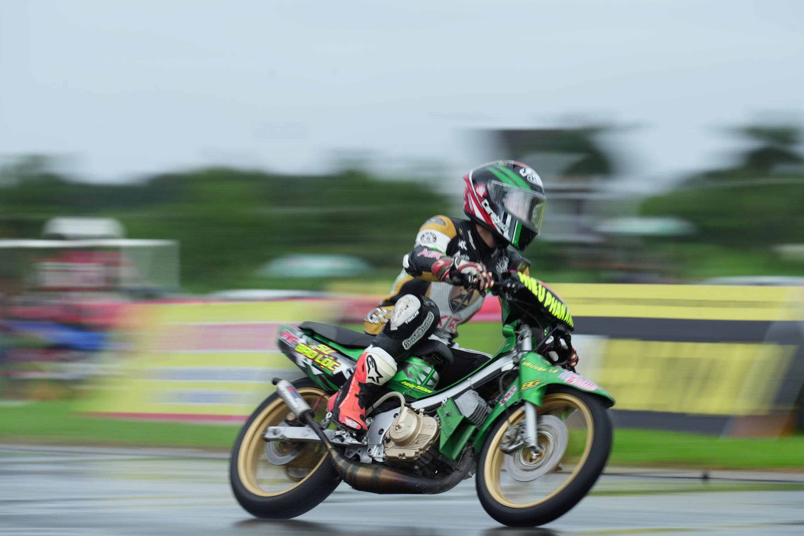 وین لانگ: مسابقات قهرمانی موتورسواری دراماتیک ملی «میدان گرد» - عکس ۵. Vĩnh Long: Kịch tính giải đua xe mô tô 'sân tròn' vô địch quốc gia- Ảnh 5.