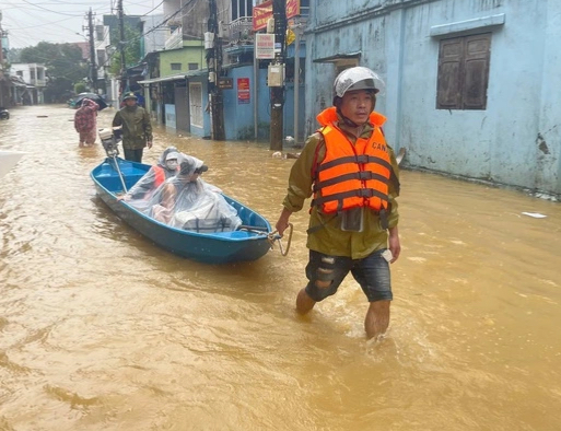 Công an TP.Huế vượt lũ, kịp đưa 2 người dân đi cấp cứu- Ảnh 1.